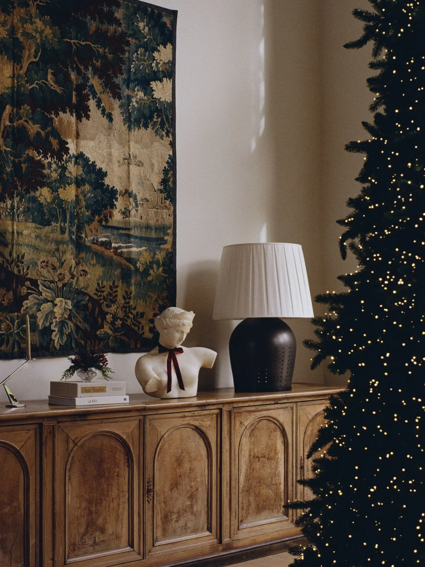 Wishing you and yours the merriest Christmas 🎄
Photography &ndash; @carolinesharpnack 
Design &ndash; @wellxdesign 
Architect &ndash; @brooksandfalotico