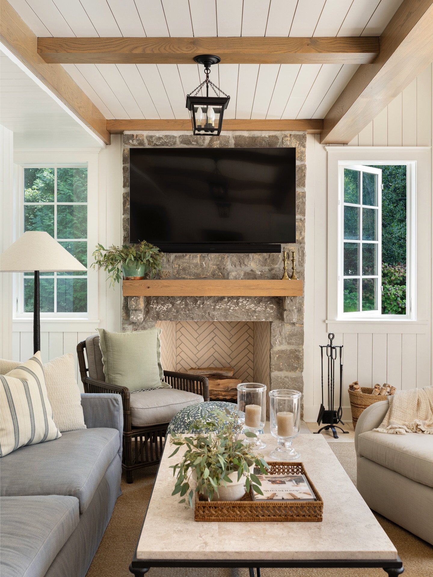 A favorite shoot from last year &ndash; this little pool house that&rsquo;s brimming with charm &amp; character (I would happily live here!)

Photography &ndash; @carolinesharpnack 
Interior Design &ndash; @samanthasteininteriors 
Architect/Builder &