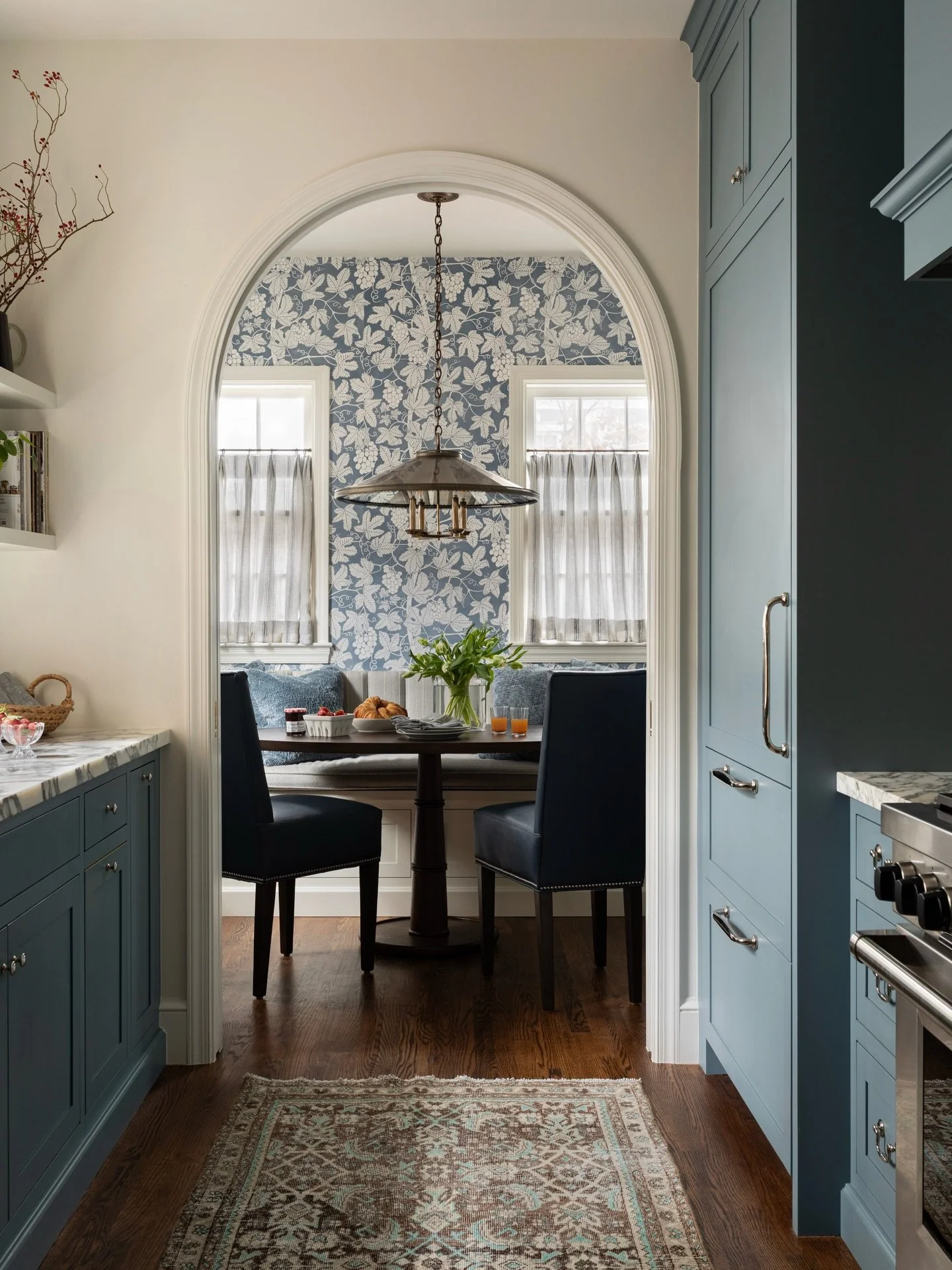 No winter blues in this happy kitchen 💙
Photography &ndash; @carolinesharpnack 
Interior Design &ndash; @farris_ann 
Styling &ndash; @by_amymccoy