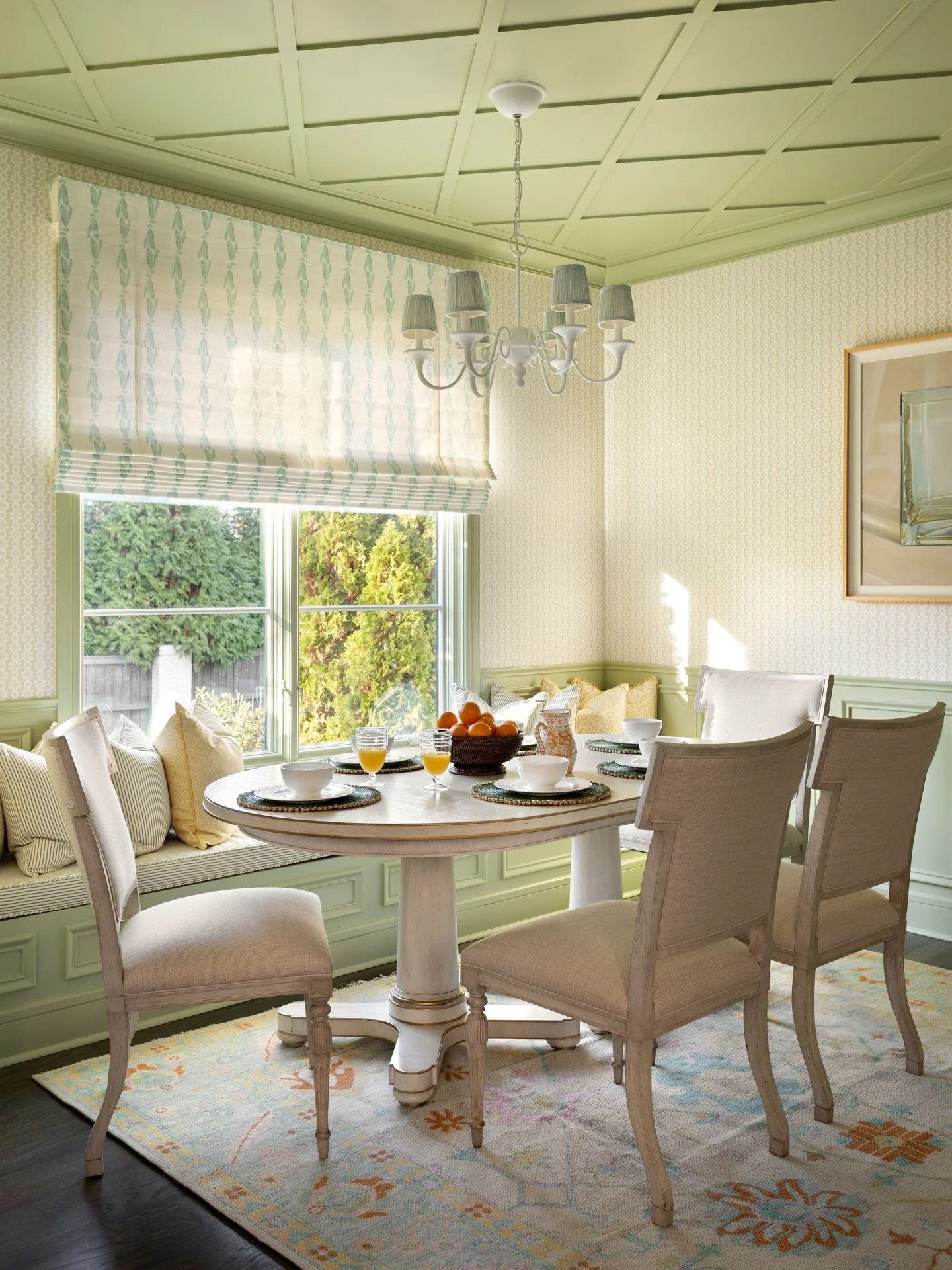 A sunny dining room to make you feel like spring is close 🌱
Photography &ndash; @carolinesharpnack 
Interior Design &ndash; @kendallcoxinteriors