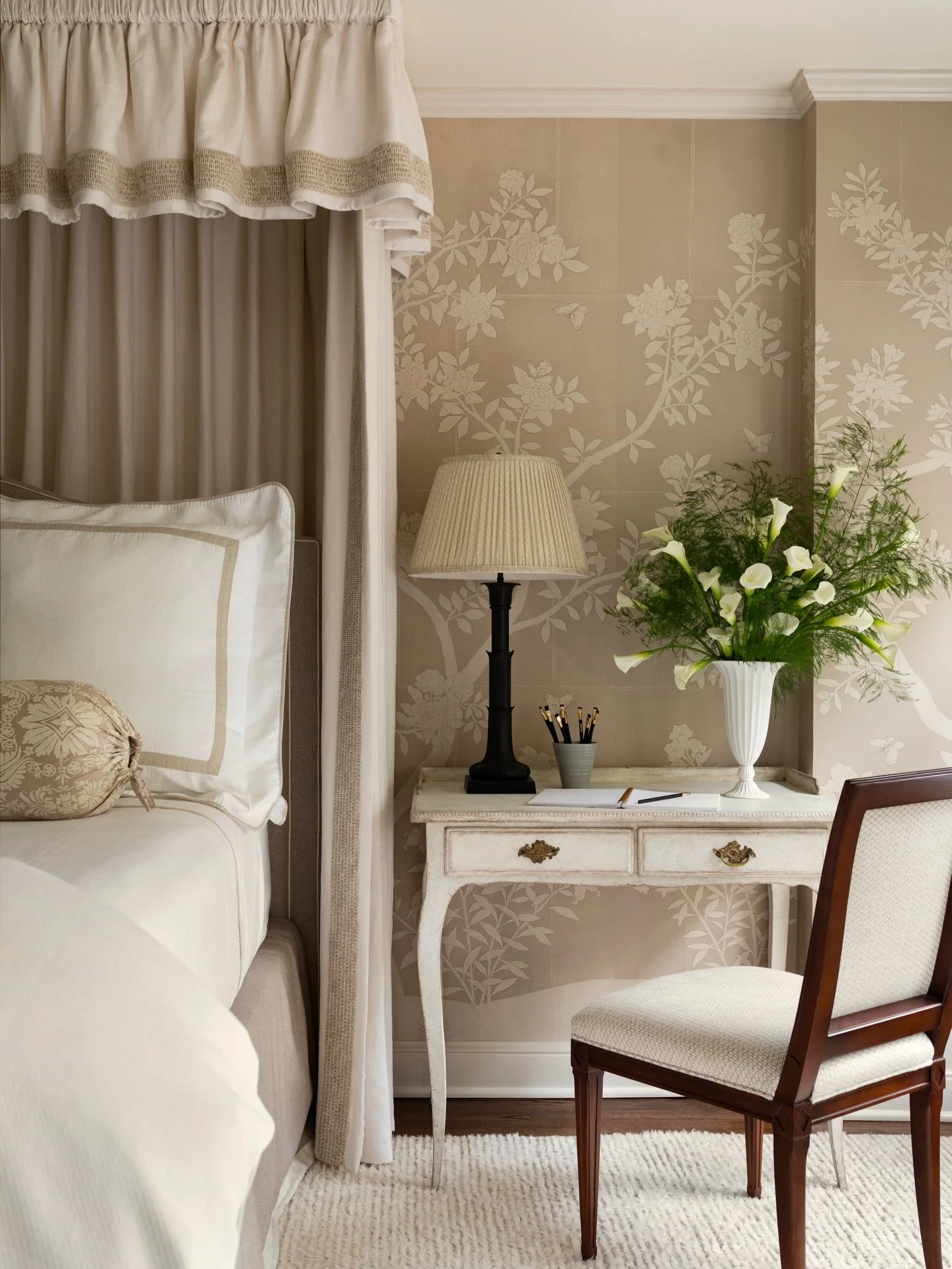 The most ideal spot to spend a Sunday &mdash; in this serene bedroom designed by @farris_ann 

Photography &ndash; @carolinesharpnack 
Interior Design &ndash; @farris_ann 
Styling &ndash; @by_amymccoy