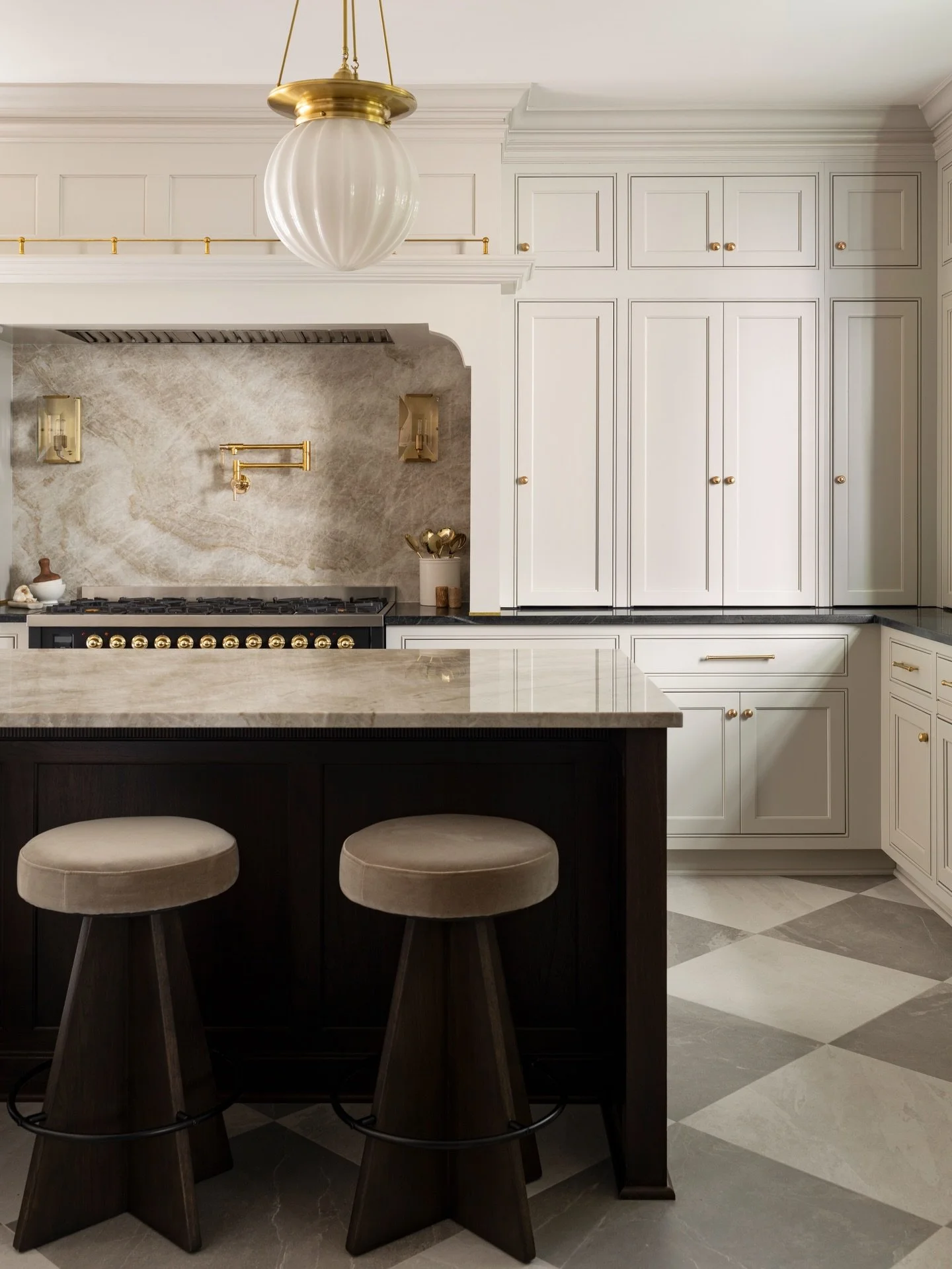 Timeless design 🤝🏼 modern functionality
Photography &ndash; @carolinesharpnack 
Design &ndash; @jsgroutinteriors