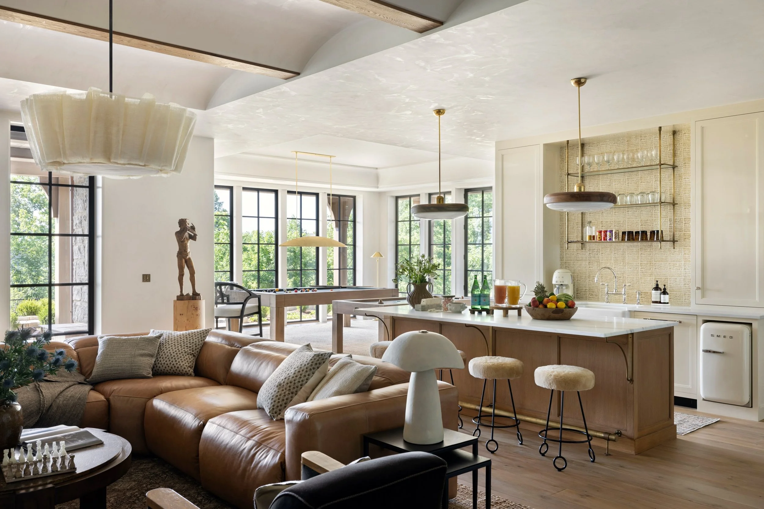 Dreaming of summer weekends spent here (and just out the door poolside). The perfect gathering space to watch a little 🎾 (and yes, I put Roland Garros on the tv &ndash; if you know me, you know)
Photography &ndash; @carolinesharpnack 
Interior Desig