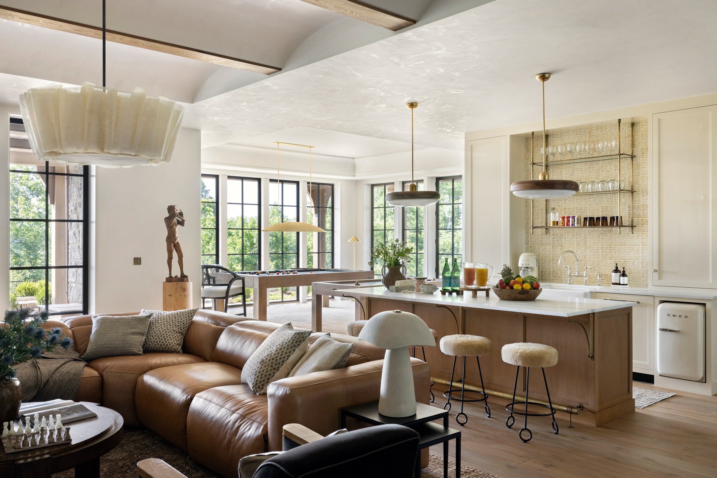 Dreaming of summer weekends spent here (and just out the door poolside). The perfect gathering space to watch a little 🎾 (and yes, I put Roland Garros on the tv &ndash; if you know me, you know)
Photography &ndash; @carolinesharpnack 
Interior Desig
