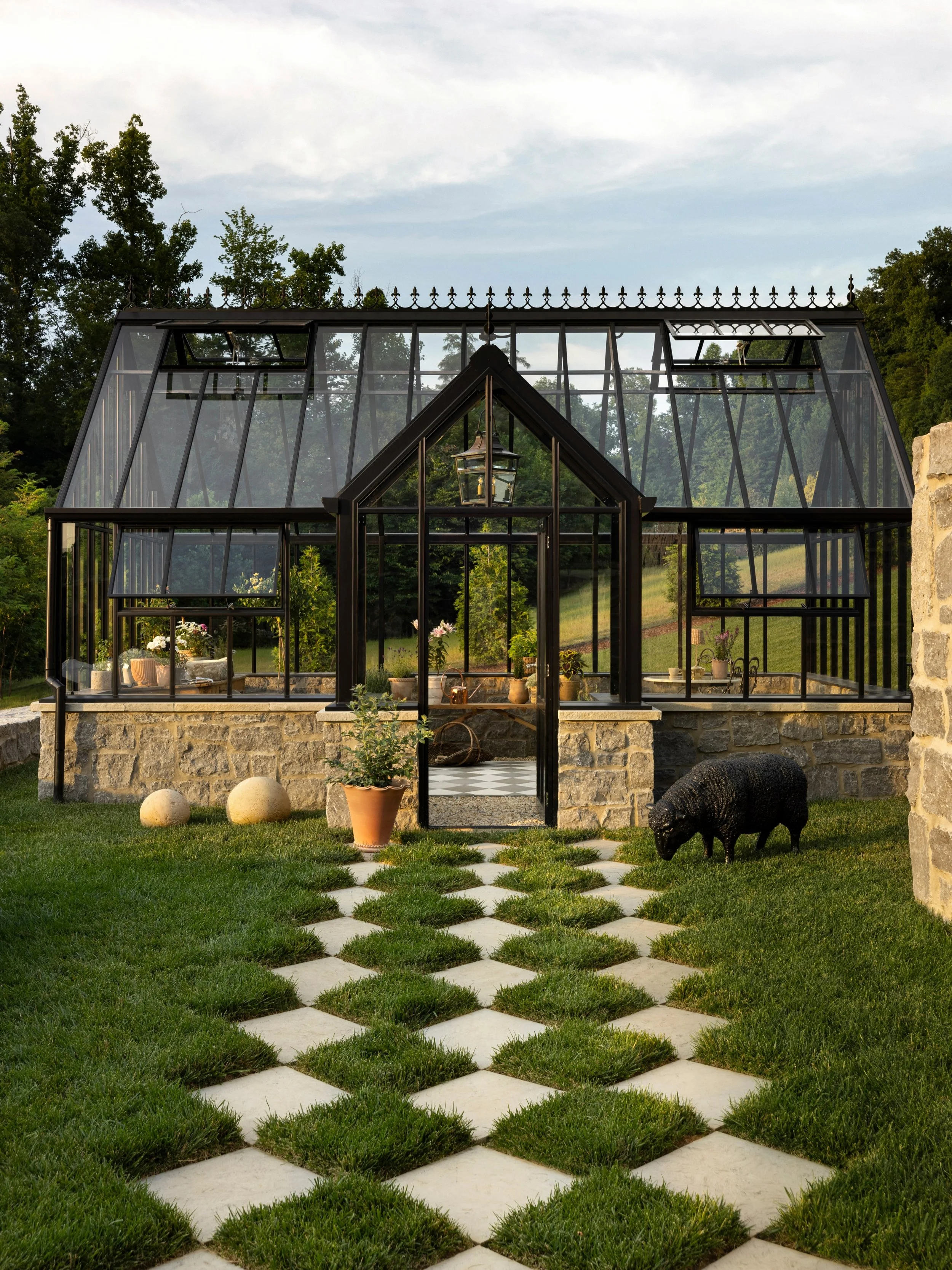Struggling to say goodbye to summer (anyone else? just me?) so I&rsquo;m throwing it back to this midsummer greenhouse moment with @wellxdesign 
Photography &ndash; @carolinesharpnack 
Interior Design &ndash; @wellxdesign 
Architect &ndash; @brooksan