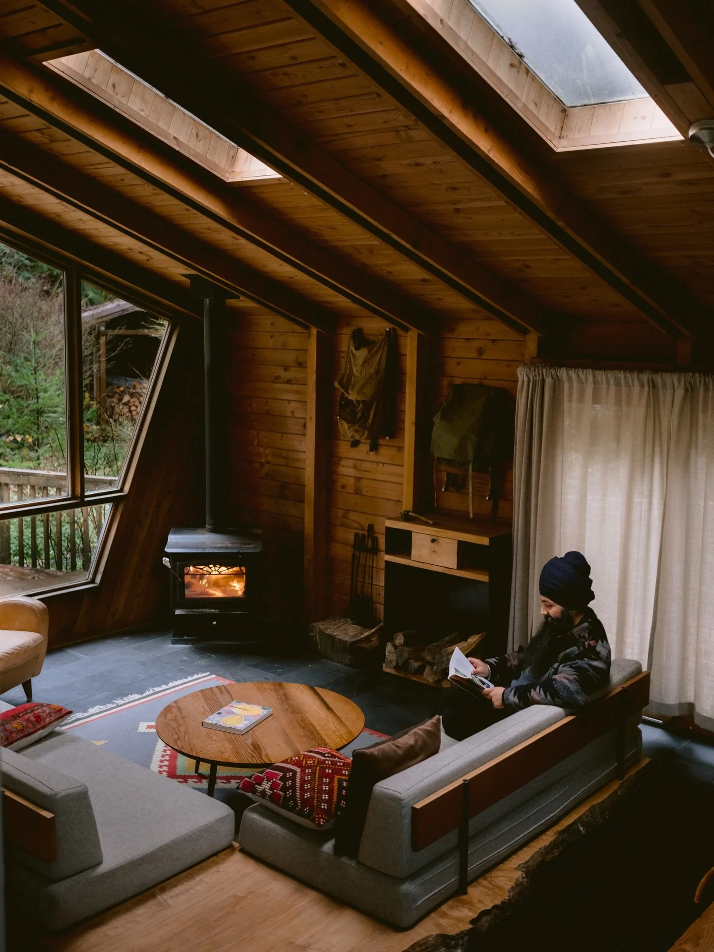 Waking up surrounded by nothing but trees, fresh air, and the gentle sound of Canyon Creek flowing just behind the cabin. This is what it feels like to truly disconnect and breathe again. 

#CanyonCreek #CabinLife #NatureEscape #ForestStay #withmytam