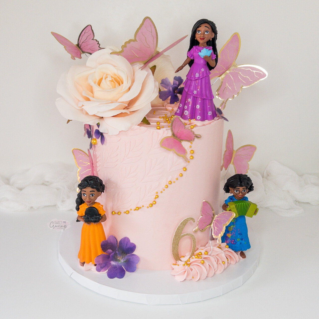 It&rsquo;s not symmetrical or perfect but it&rsquo;s beautiful 😍 

🎂: 6&rdquo; Vanilla Cake with Strawberry Preserves 

Am I the only one who has not seen Encato? 😅 when I received this inquiry, I remember saying to myself I need to watch more kid