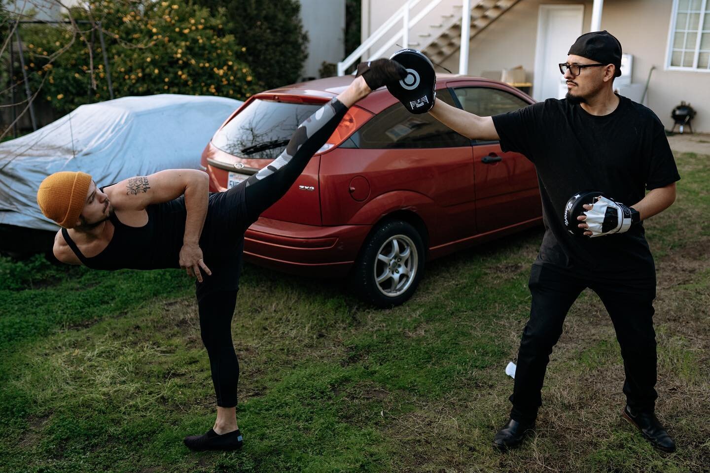 Just practicing a little kickboxing, one of my favorite ways to get cardio in and put that flexibility to the test #taekwondo #cardio #plyometrics #flexibility #rocky mode #wheelkick #joerogan would be proud #backyard