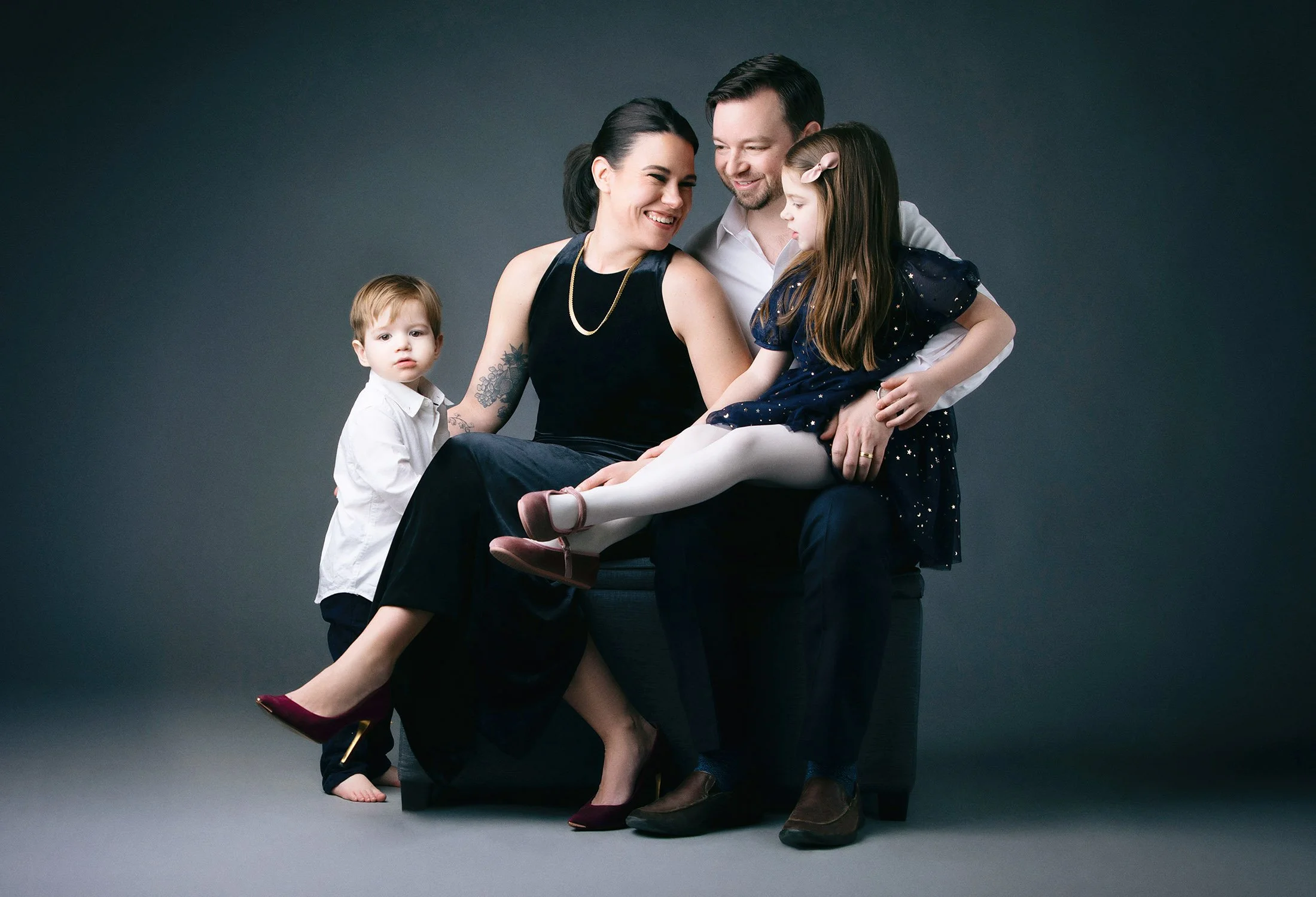 _T4A3169  2200x1500 family photo in studio.jpg