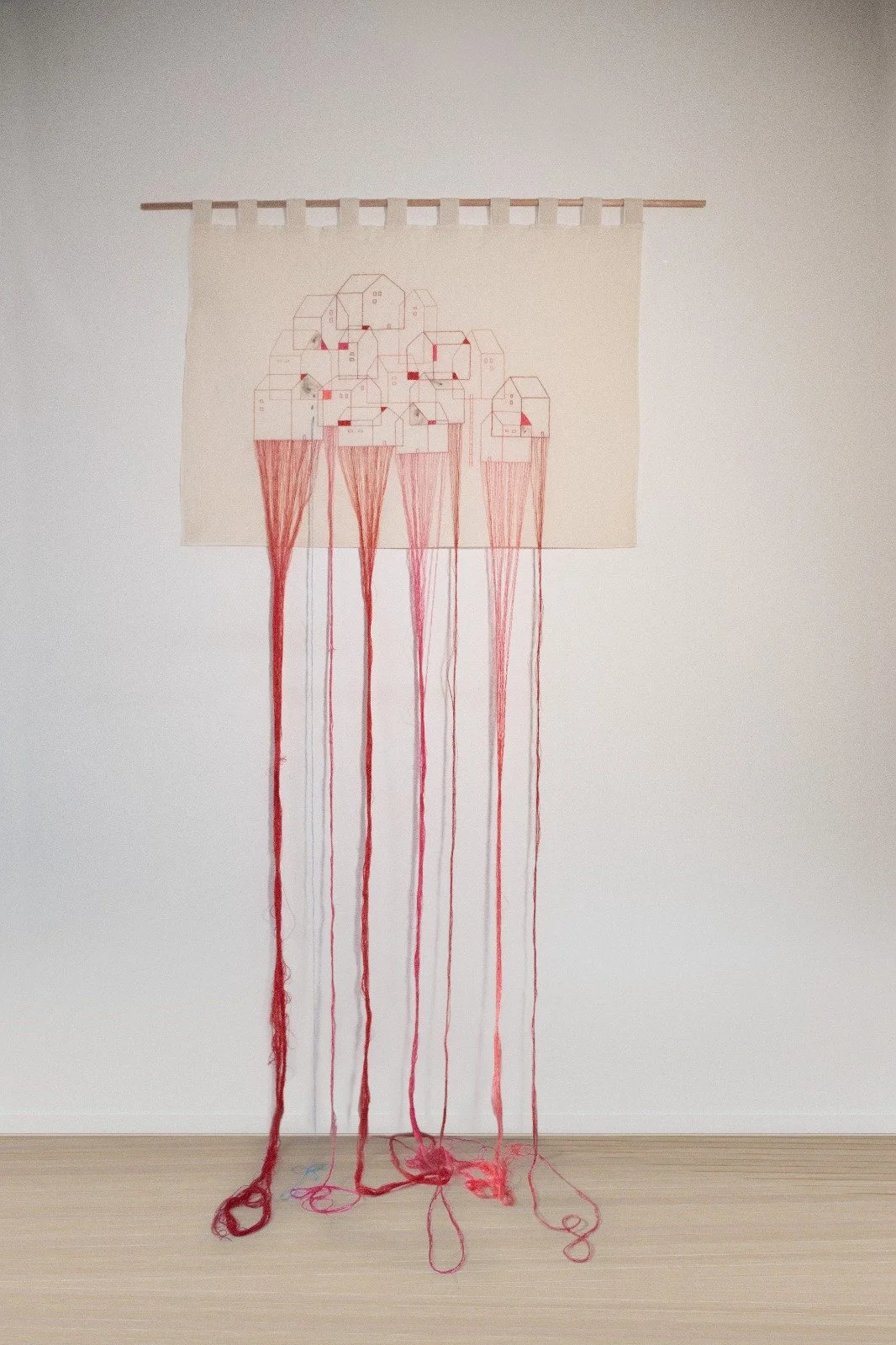 Caserío. 90 x 140 cm. 2026. Bordado y tecnicas mixtas sobre lienzo 