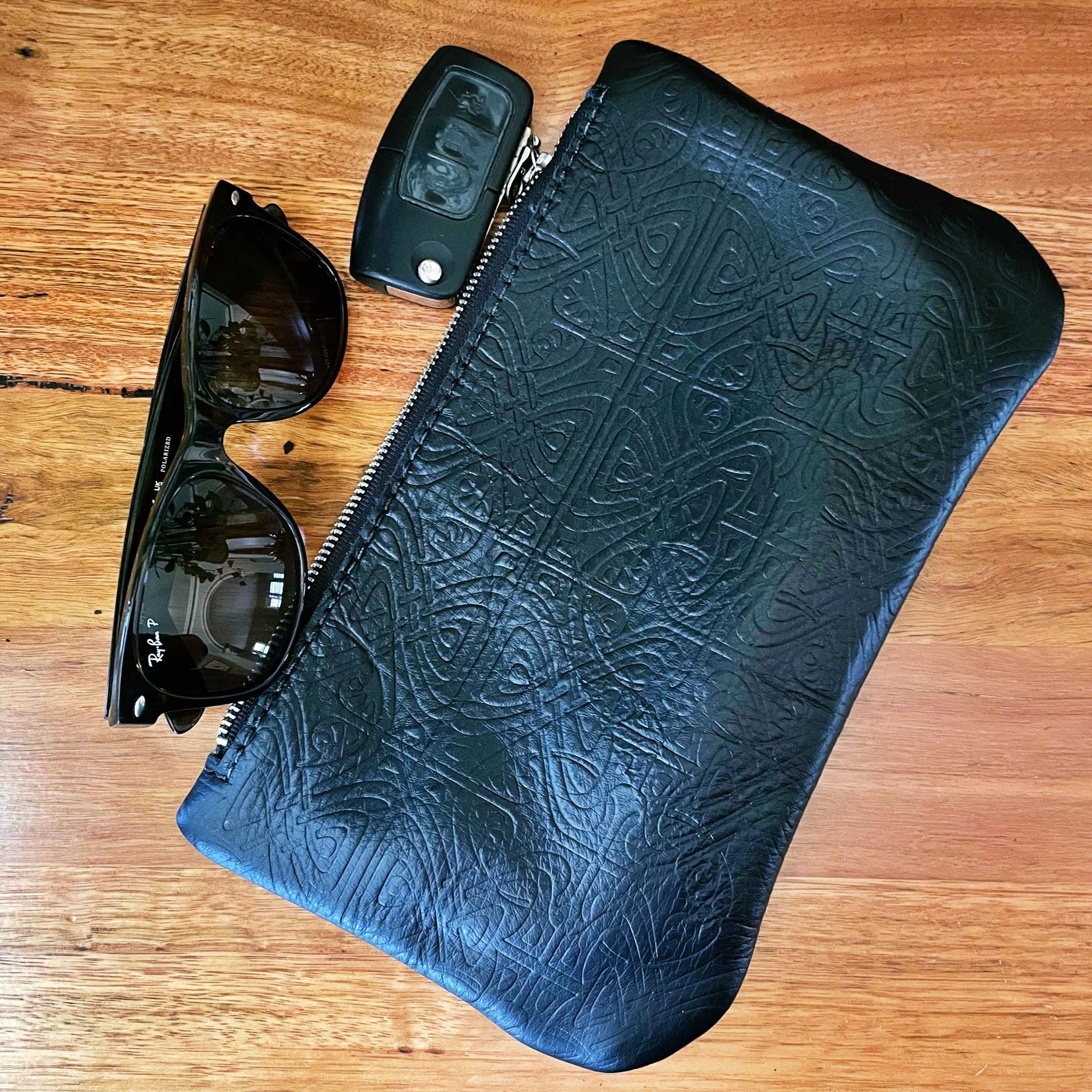 Today l got an opportunity to create 
l ❤️ sewing but creating hits different.
Creating is seeing something in my minds eye and making that into a reality. 
And that's exactly what l did. 
A leather clutch using one piece of leather.