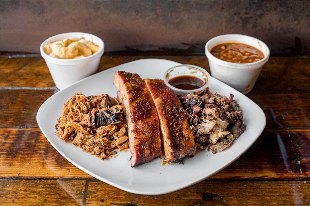 Delicious smoked meats with sides that will keep you coming back.  @oakandanchorbbq serves up Texas bbq at @cvbrewery. 
Head over to their page to see their business hours. 

📸 : @arlenecollective 

 #sandiegofoodie  #sandiego  #sandiegofood  #sandi