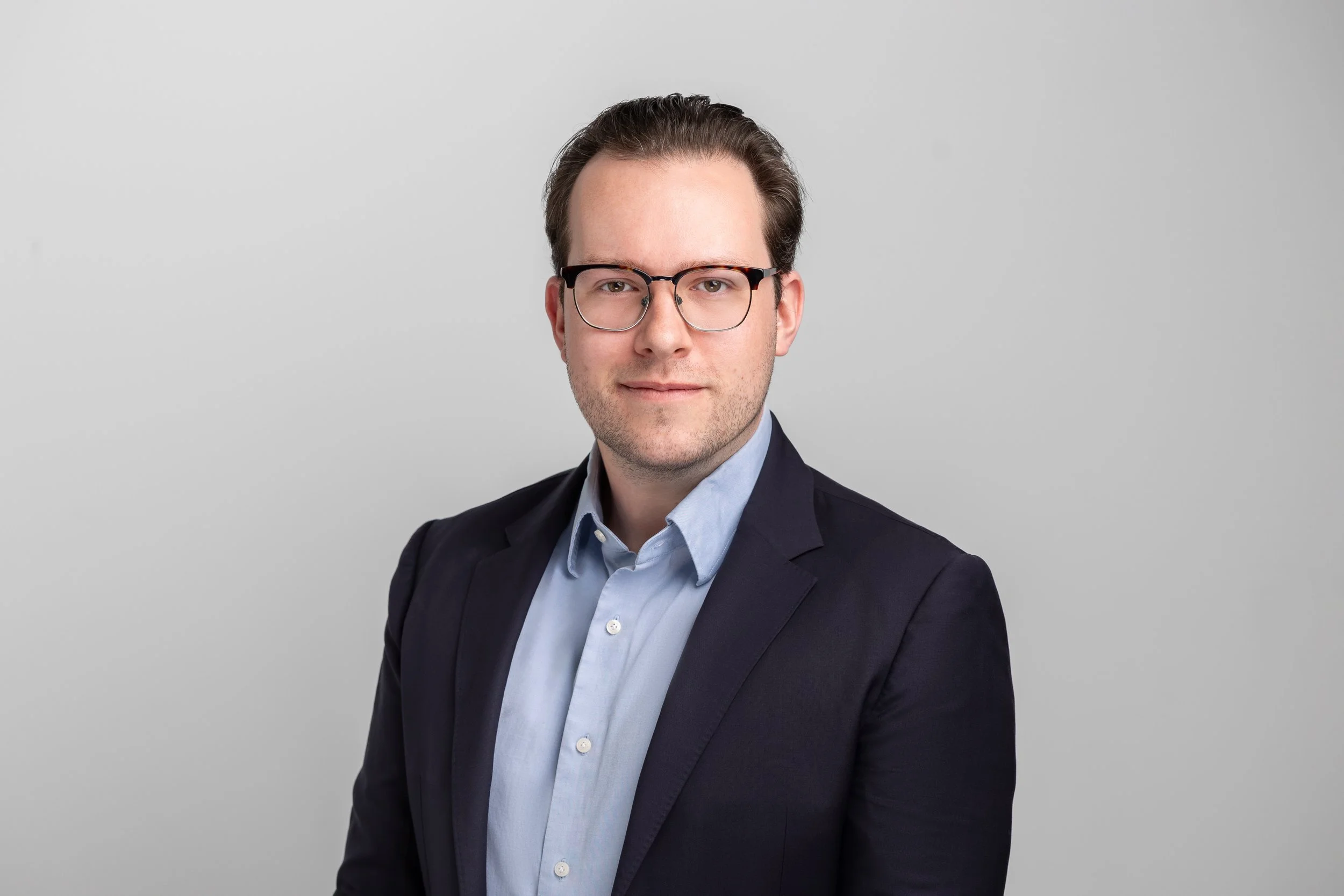 Isa Pendragon, Associate