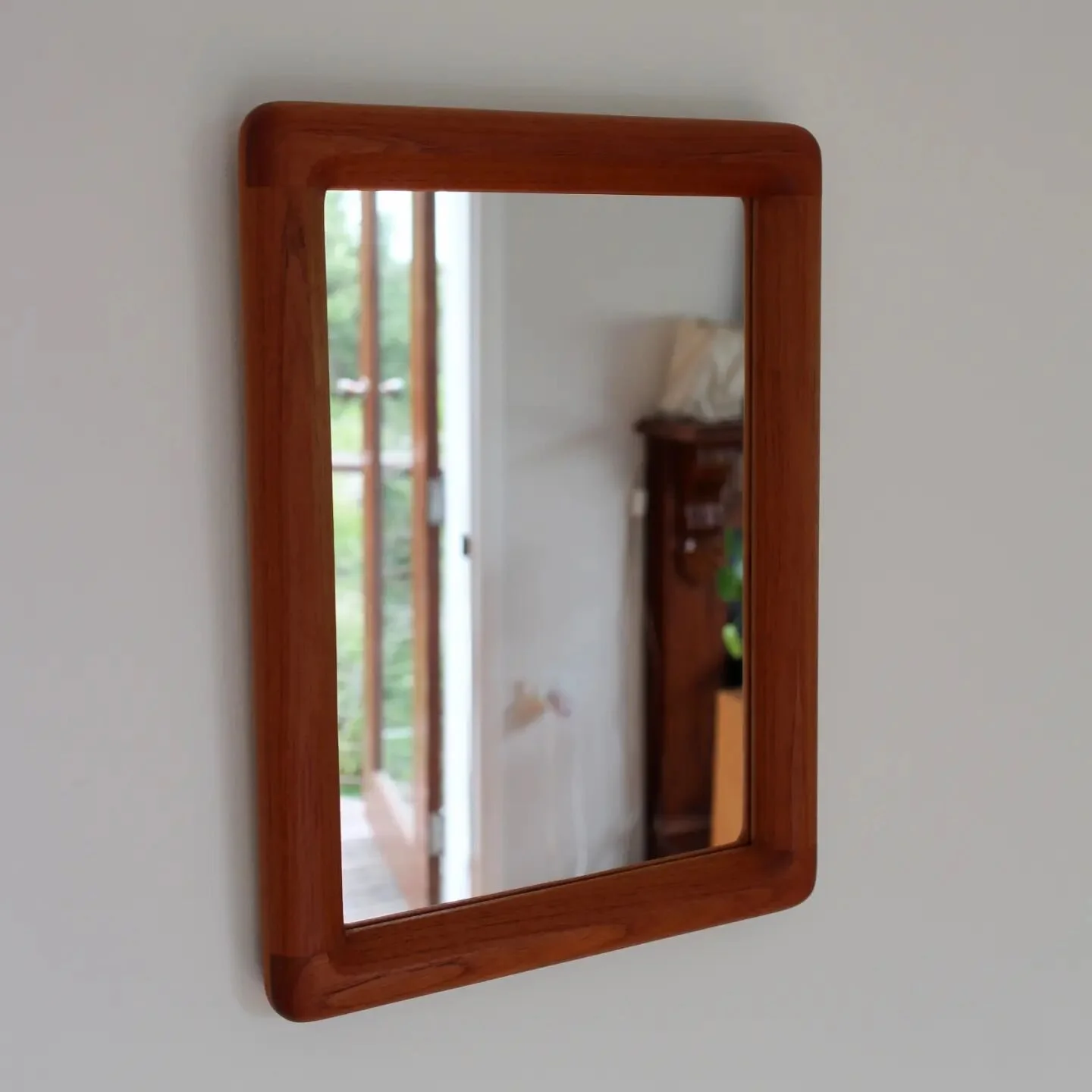 Small Mirrors in Tassie Blackwood and Australian Red Cedar are up for sale on my website! They're all tied up and ready to hang. 

They're all packed and ready to ship out in the next week.