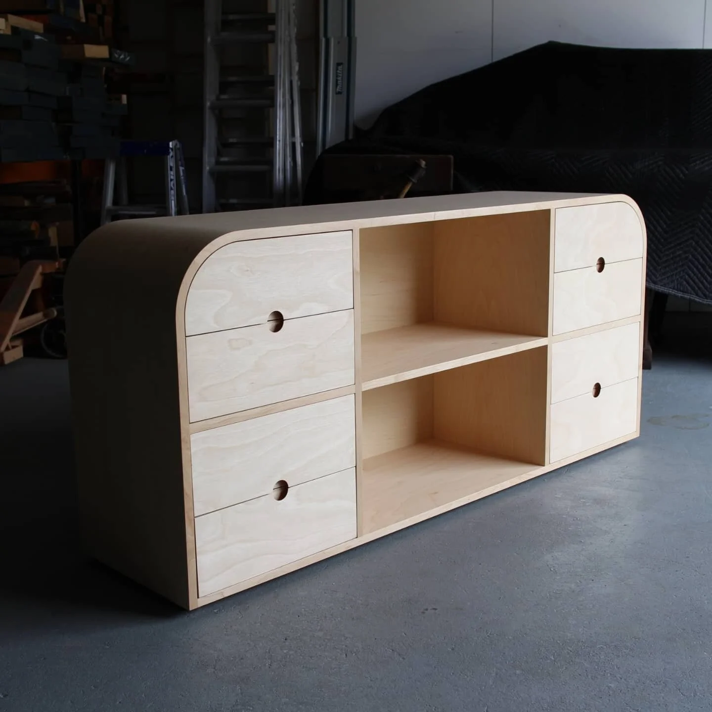 Curved bedside cabinet in birch veneer.

Design by @tommarkhenry_

Thanks to @jonathan_a_west for passing on a nice job.

#furniture #furnituredesign #woodworking #veneer #furnituremaker #australianmade #osmo #interiordesign