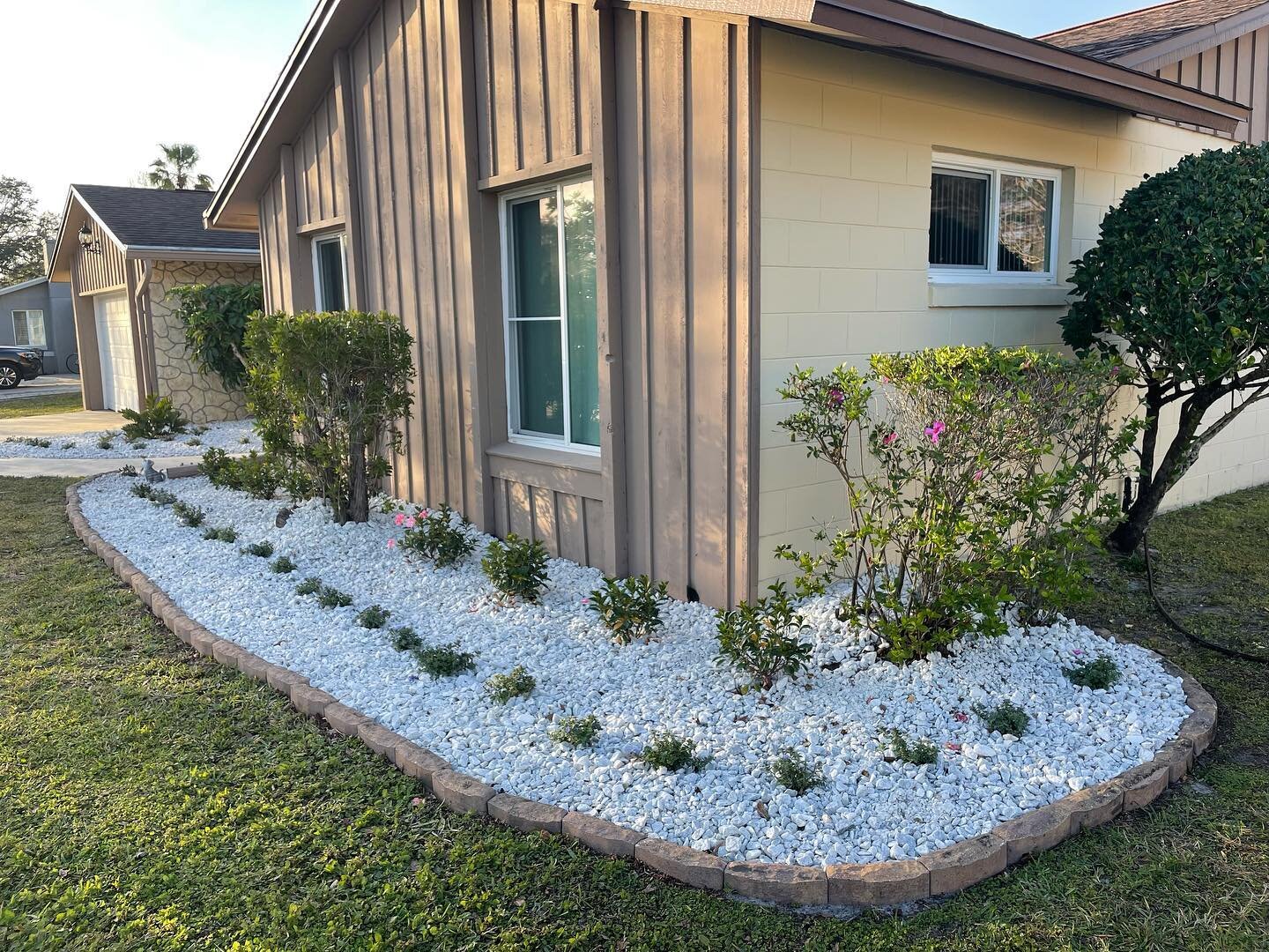 Removal &amp; Install 
Can&rsquo;t wait to see how this bed will look after a few months of growth. It&rsquo;s going to look beautiful 🌿🌺
#thelawncommander #landscaping #lawncommander #install #orlando #centralflorida