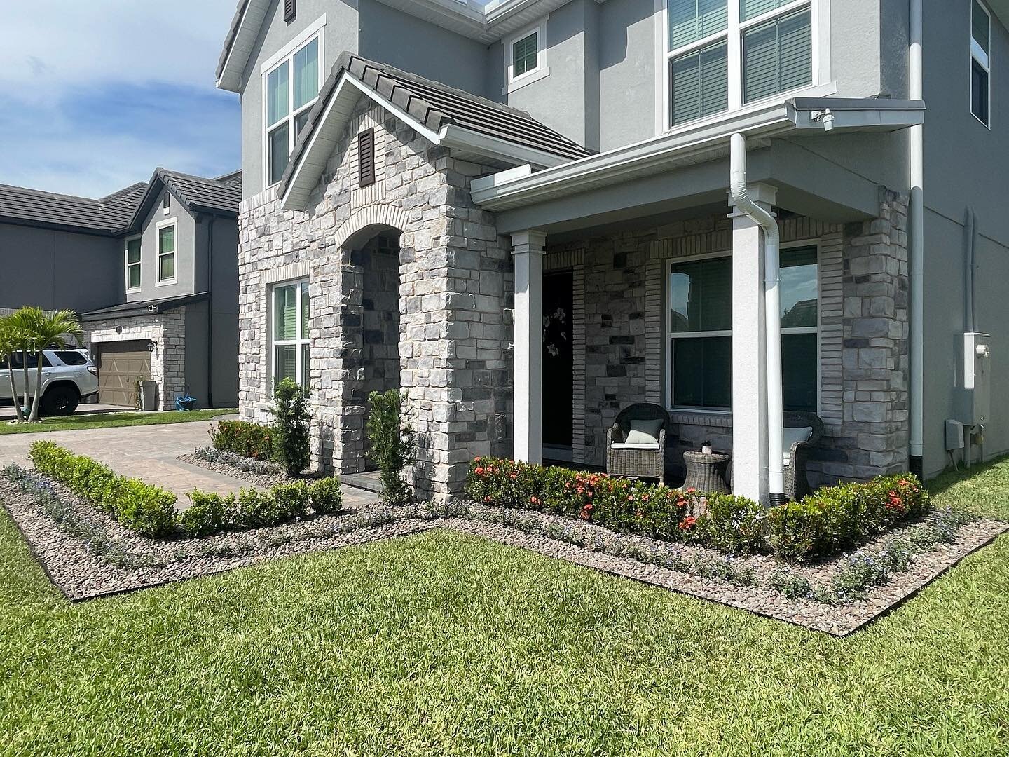Removed old jasmines &amp; mulch🌿Added &bull; Dewitt barrier &bull; Permaloc aluminum edging &bull; Blue Daze &bull; r jacks 

Call or text 24/7 407.590.3893
For your FREE estimate!

*Digital image available with estimate for additional fee 🌿🌺

#t