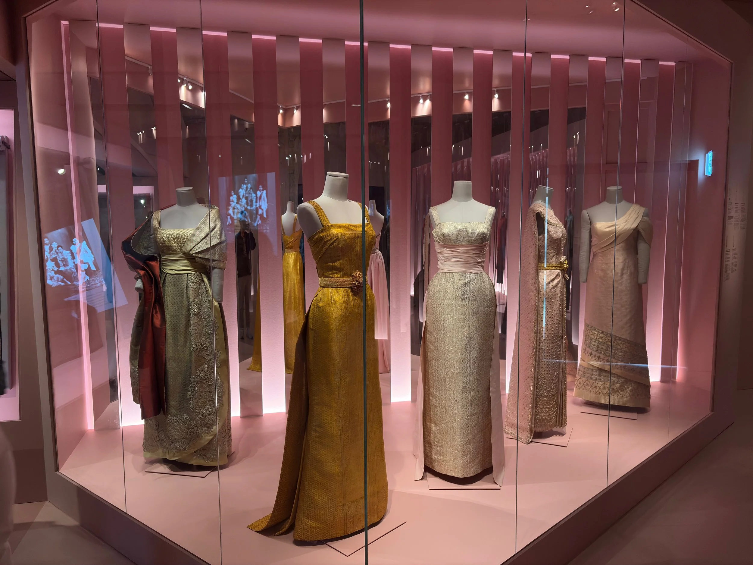 “ La Mode en Majesté: haute couture et tradition à la cour de Thäilande : An Exhibition at the Musée des Arts Décoratifs (13 May–1 November 2026, Paris)," exhibition review in  The Journal of the Siam Society . Accepted; forthcoming.