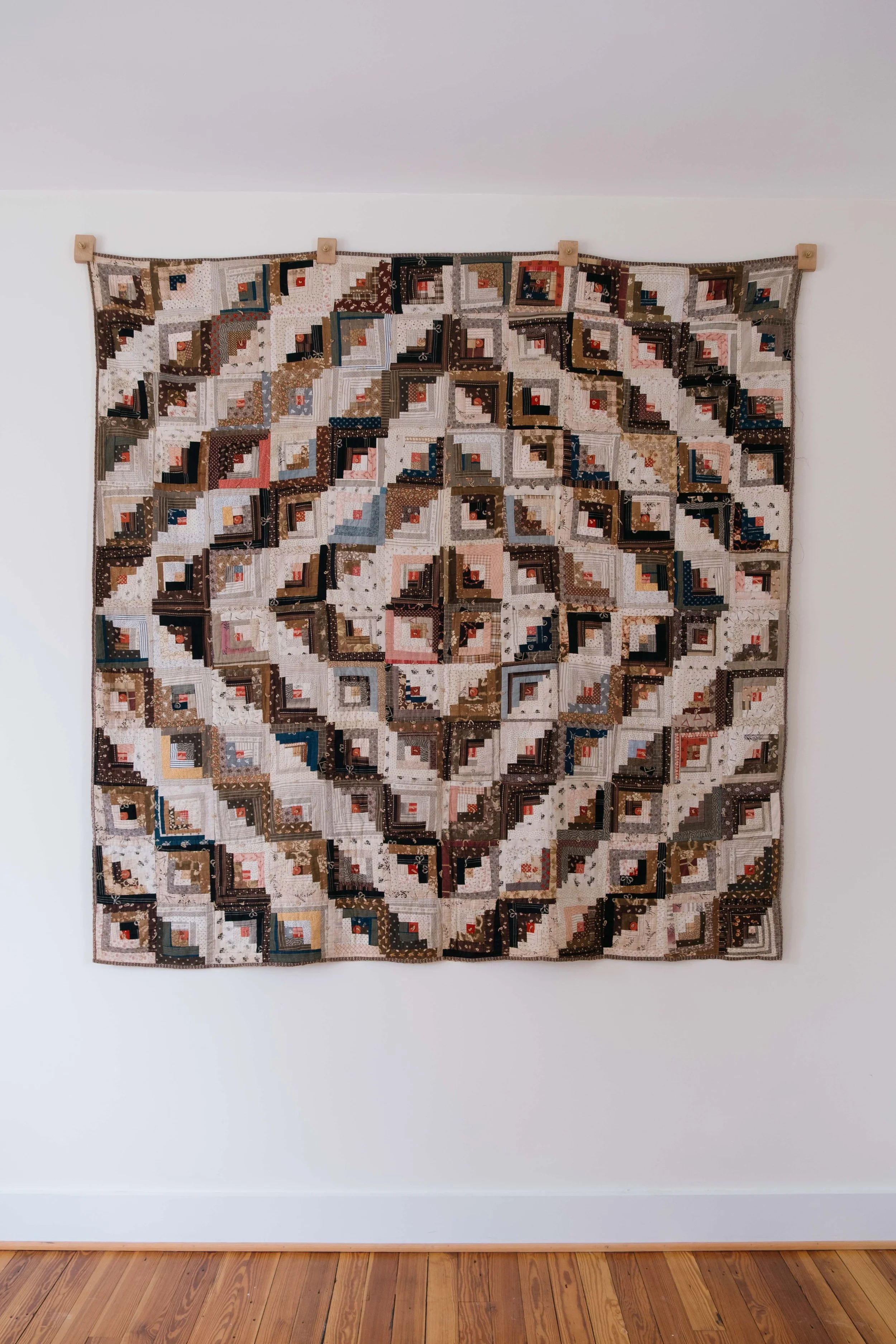 1880s Barn Raising Log Cabin Quilt
