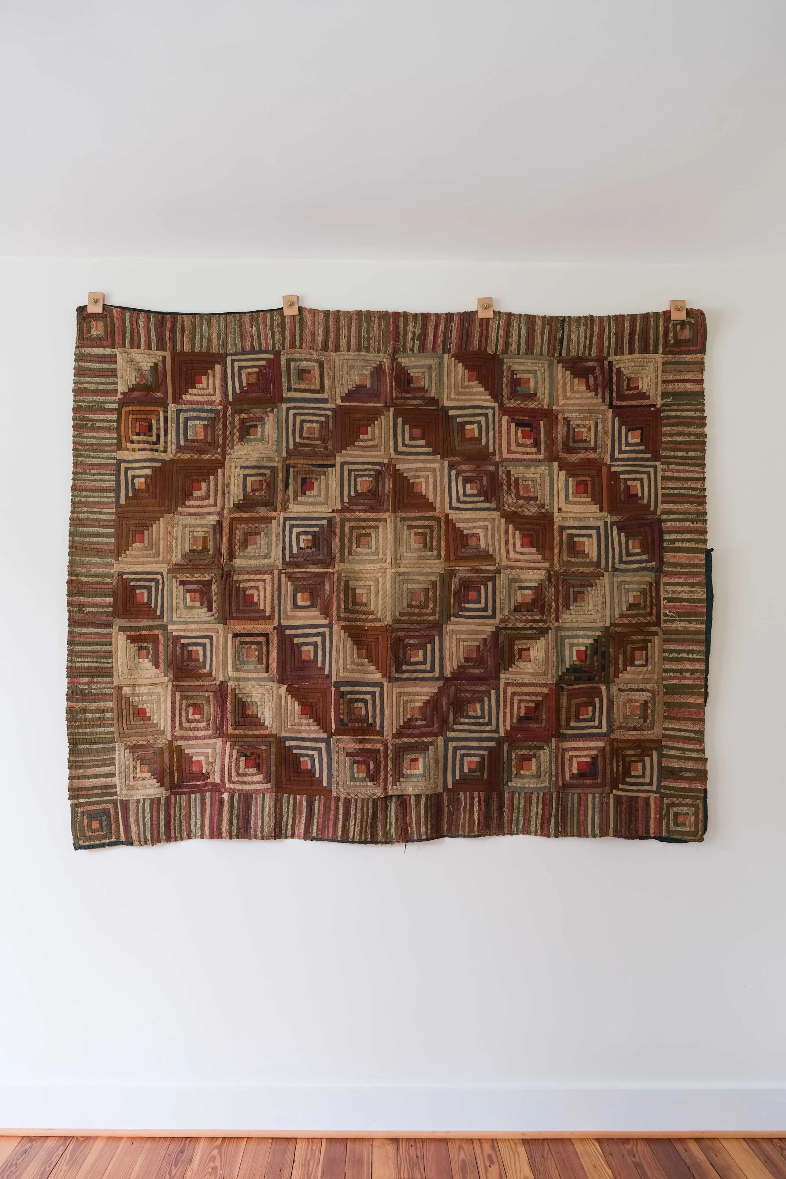 1870s Barn Raising Log Cabin Quilt