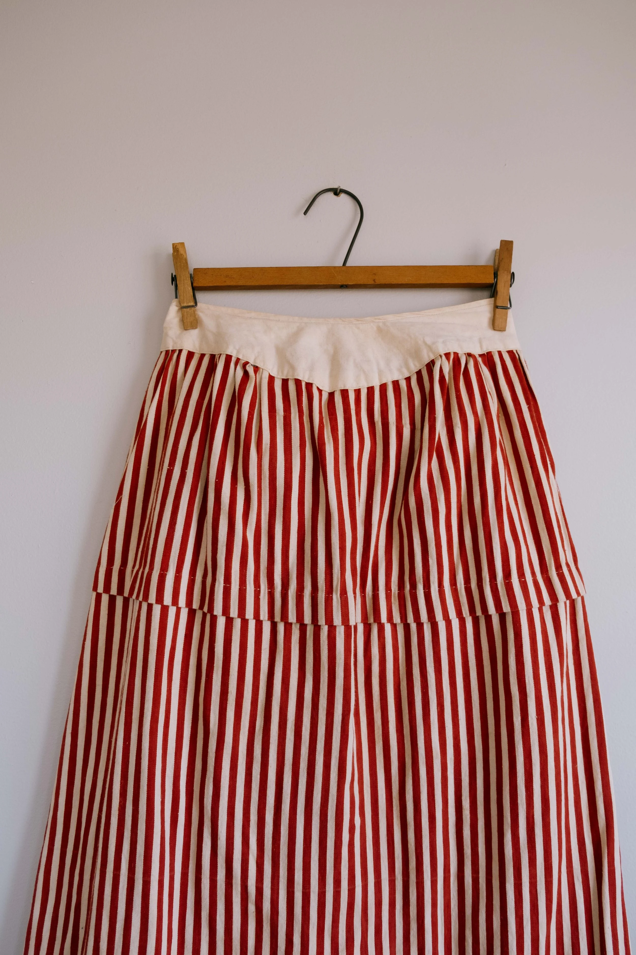 folkling-1900s-red-striped-skirt-3.jpg