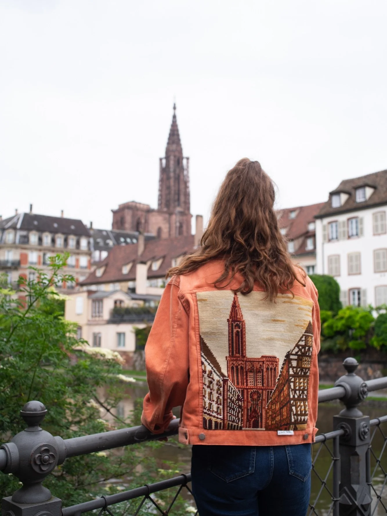 Je vous partage enfin ce AVANT/APR&Egrave;S de la cath&eacute;drale de Strasbourg, personnalisation sur la veste de ma cliente 🧡

Les photos datent de 2024 et s&rsquo;&eacute;taient perdues dans mes nombreux albums &agrave; trier 🤭 je trouvais domm