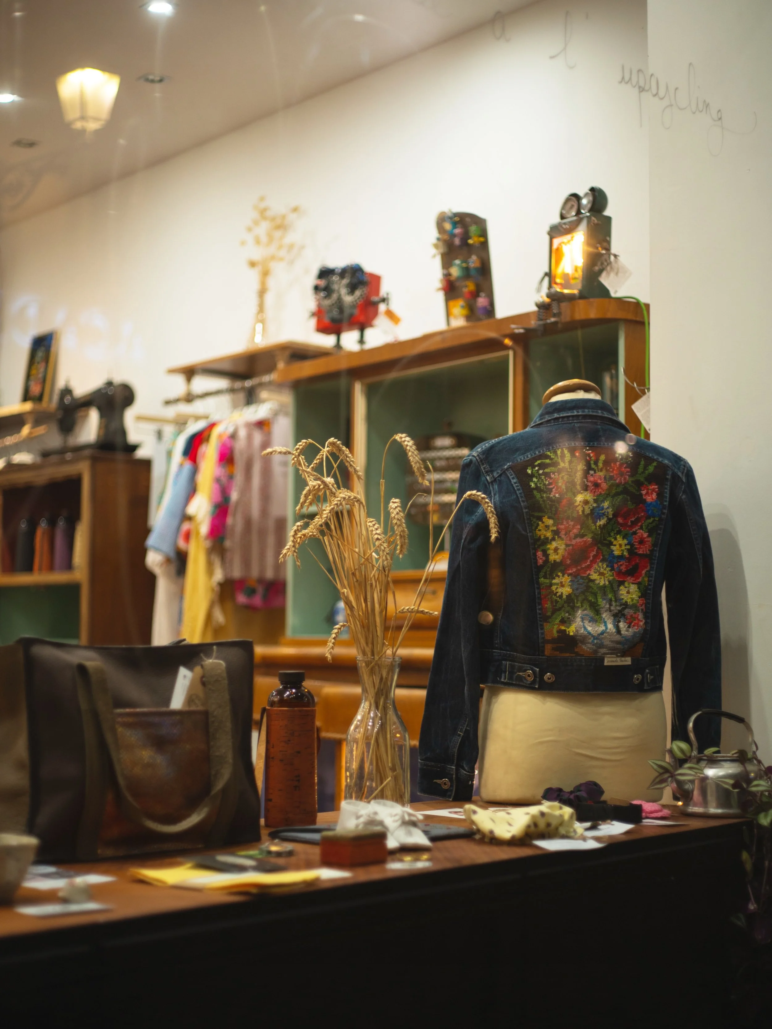 Archive vitrine 👀✨

En triant mes photos j&rsquo;ai trouv&eacute; plusieurs photos de mes vestes en vitrine chez @berthel_upcycling 📸

Quelques souvenirs des vestes qui ont fi&egrave;rement tr&ocirc;n&eacute; dans cette vitrine depuis le 16 septemb