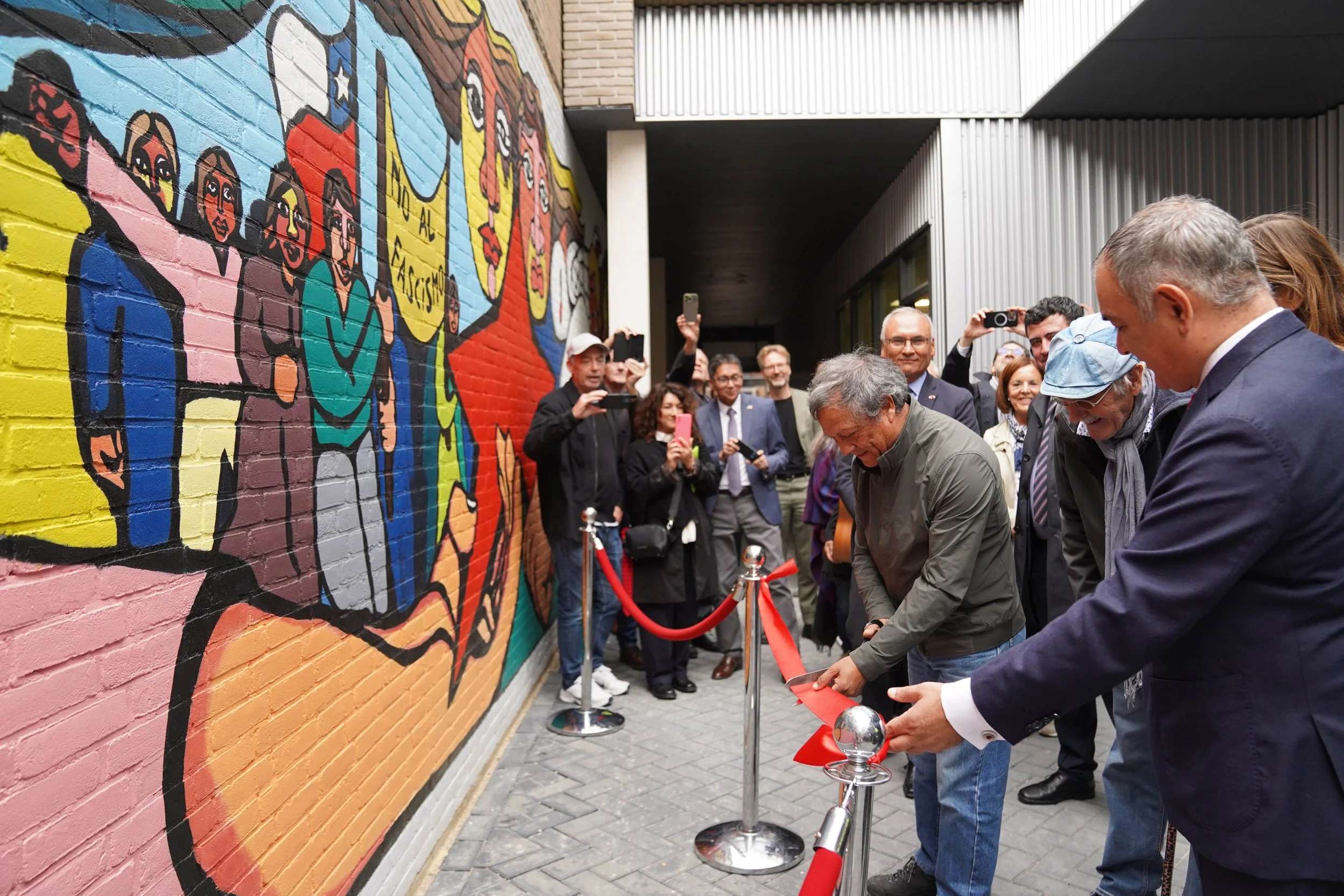 Muurschildering lint doorknippen.jpg