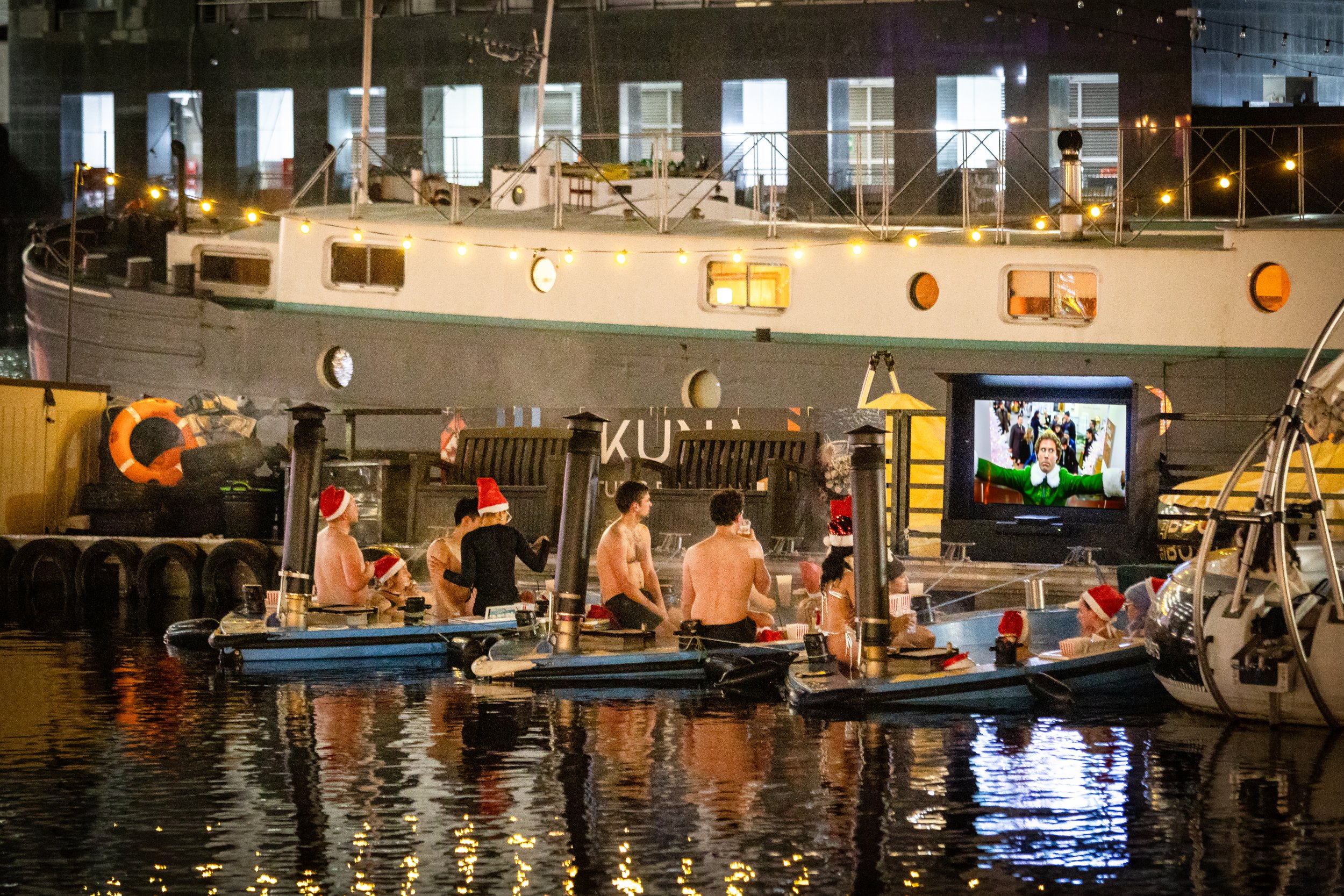 skuna-boats-floating-hot-tub-bbq-boat-experiences