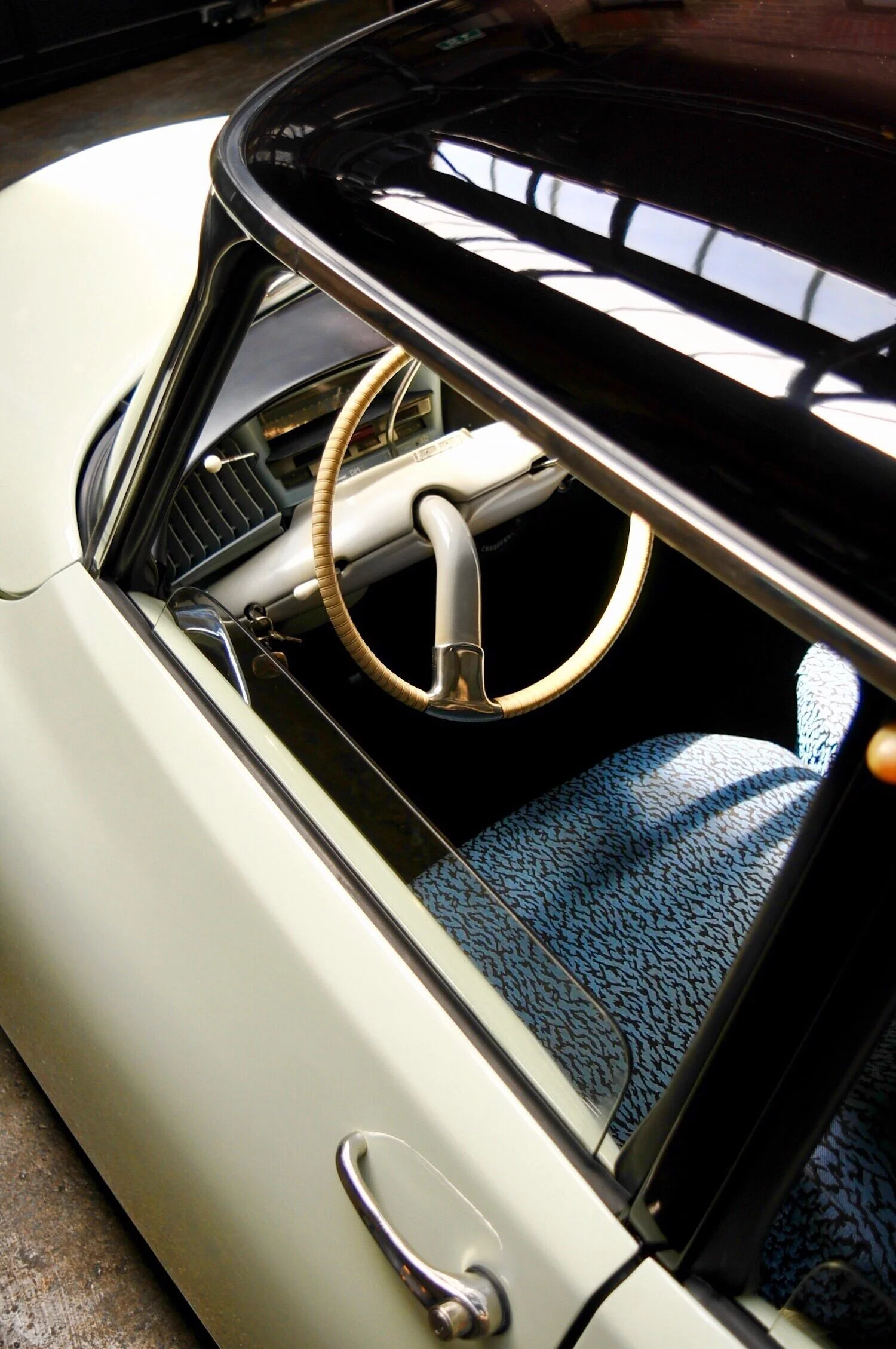 1958 DS 19. Champagne & Aubergine 