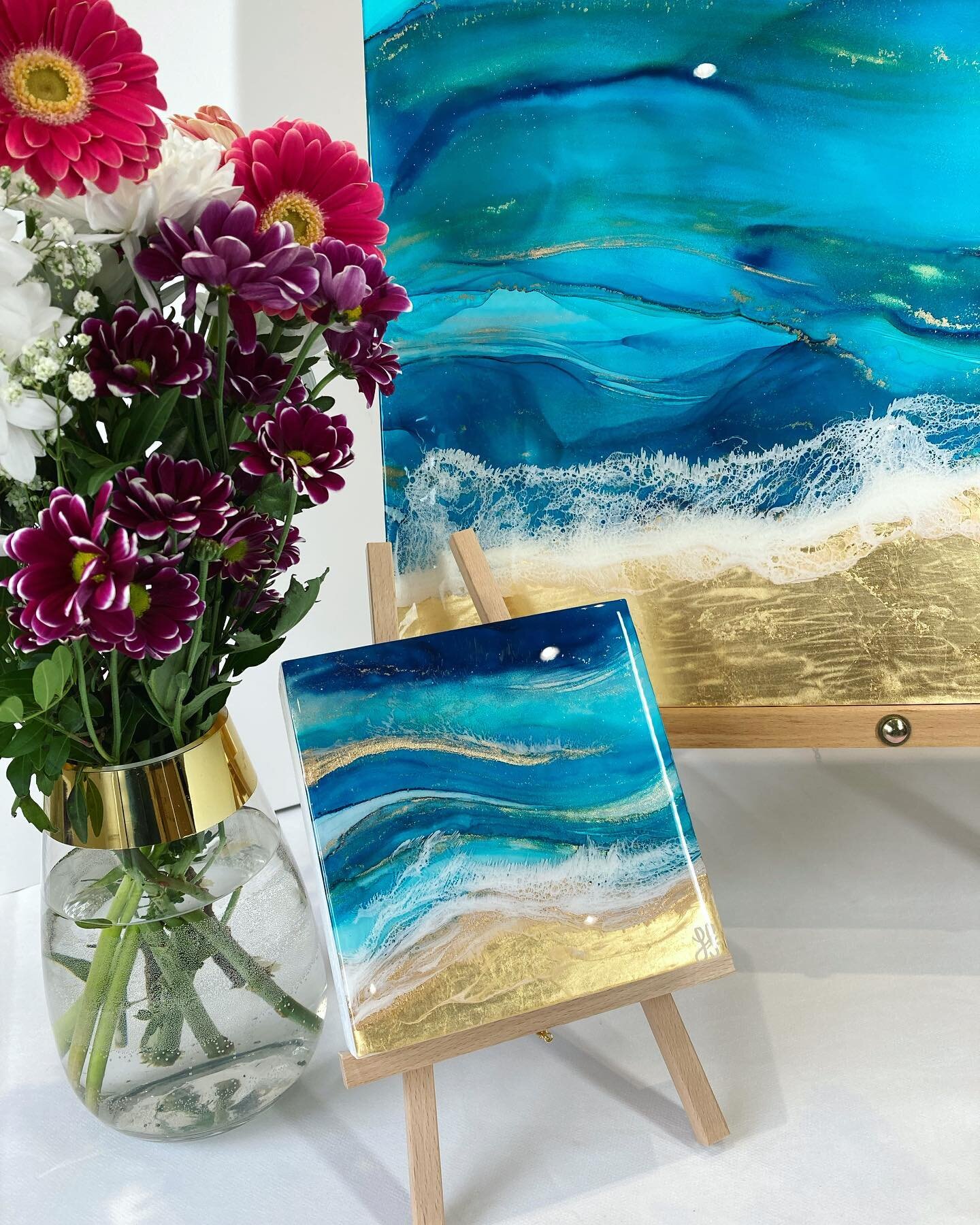 Little and Large waves 🌊🥰

This mini wave painting is ✨available✨ at the newly opened Gallery Restaurant within the @buchananarmsdrymen hotel. Swipe for close up details of it ☺️ 

It&rsquo;s such a gorgeous little painting and would bring a pop of
