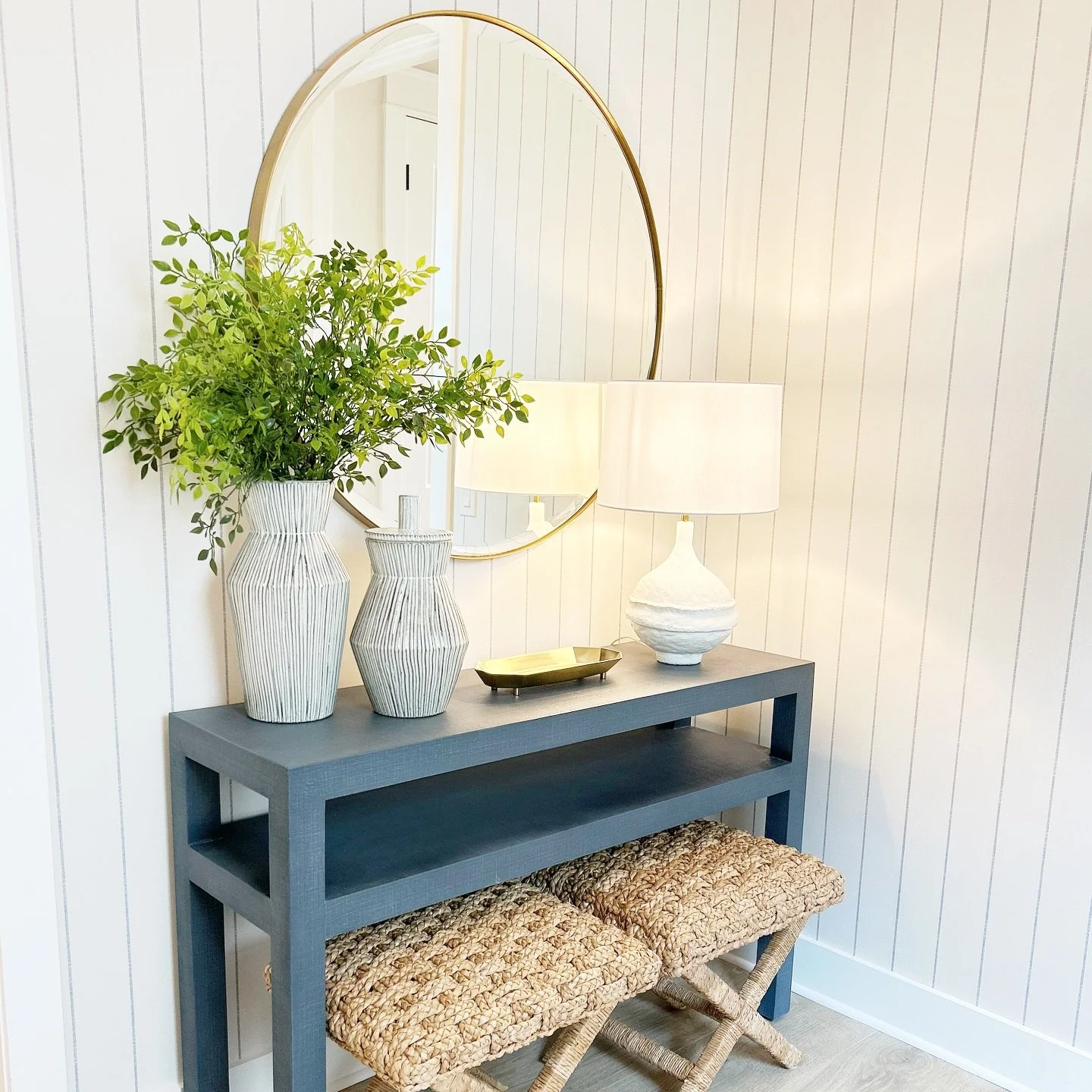 The cutest, classic coastal entry setup! 💙