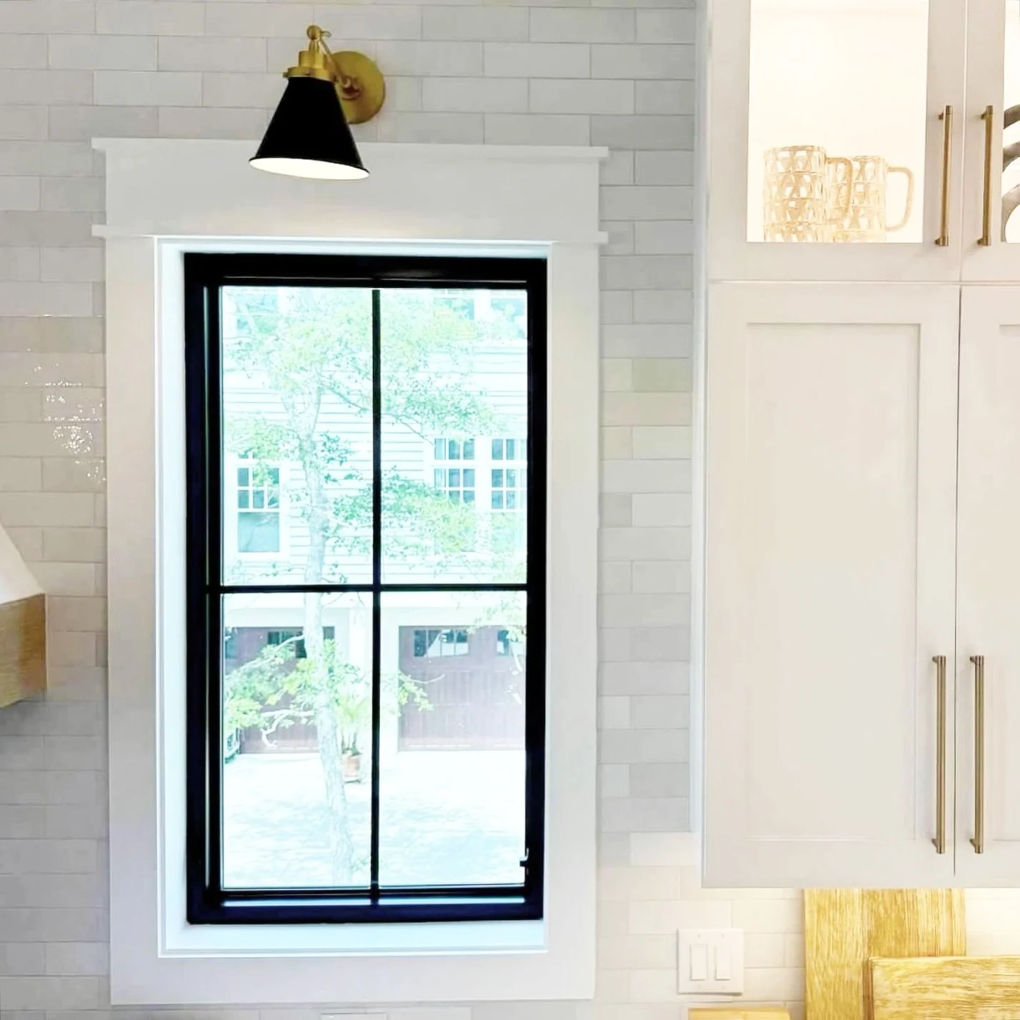 Black and brass, the perfect pair! 🖤💛