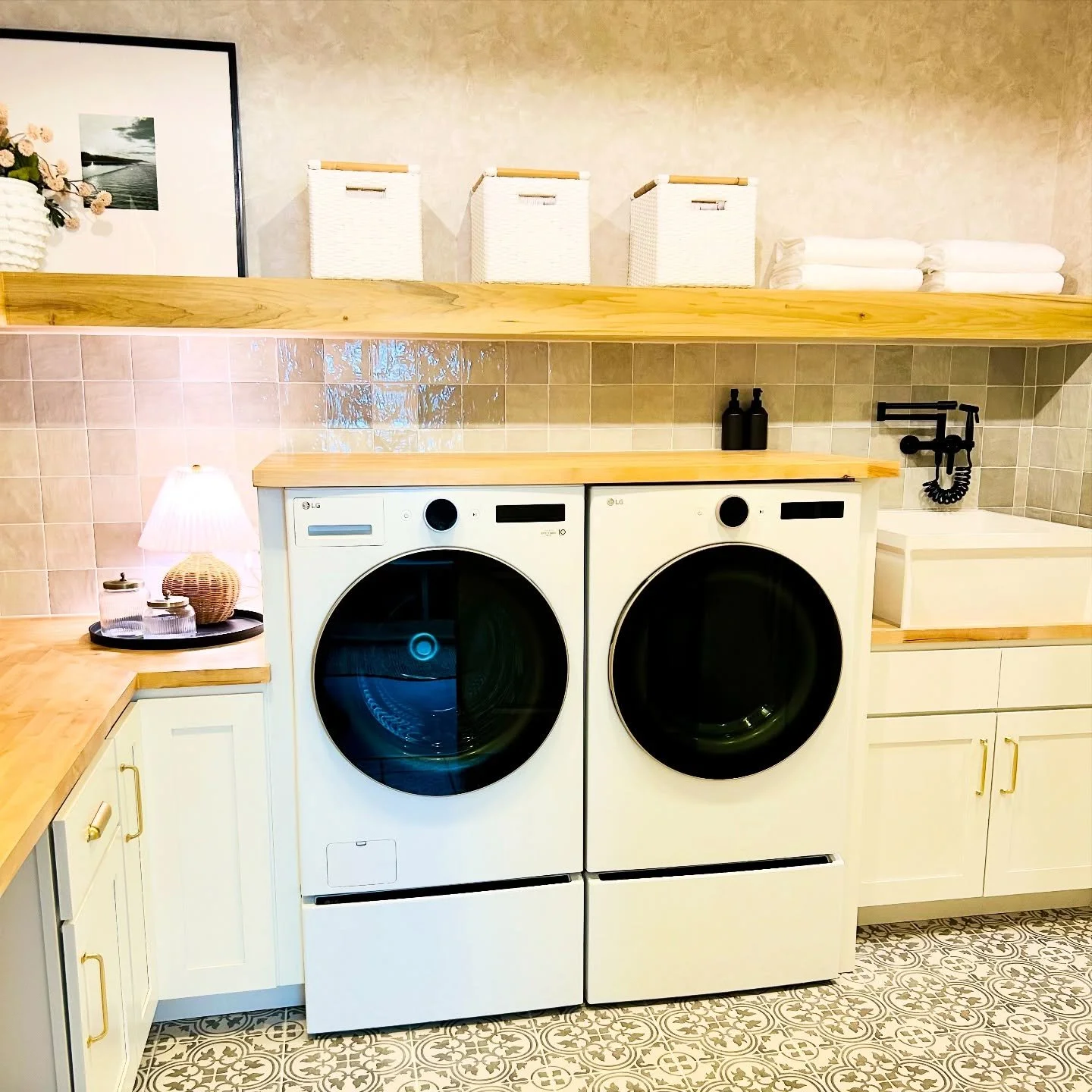 Mid-week laundry and dog wash - not a problem! 🙋🏼&zwj;♀️🙋🏼&zwj;♂️ This client&rsquo;s custom laundry room makes it easy! 🧺🐾