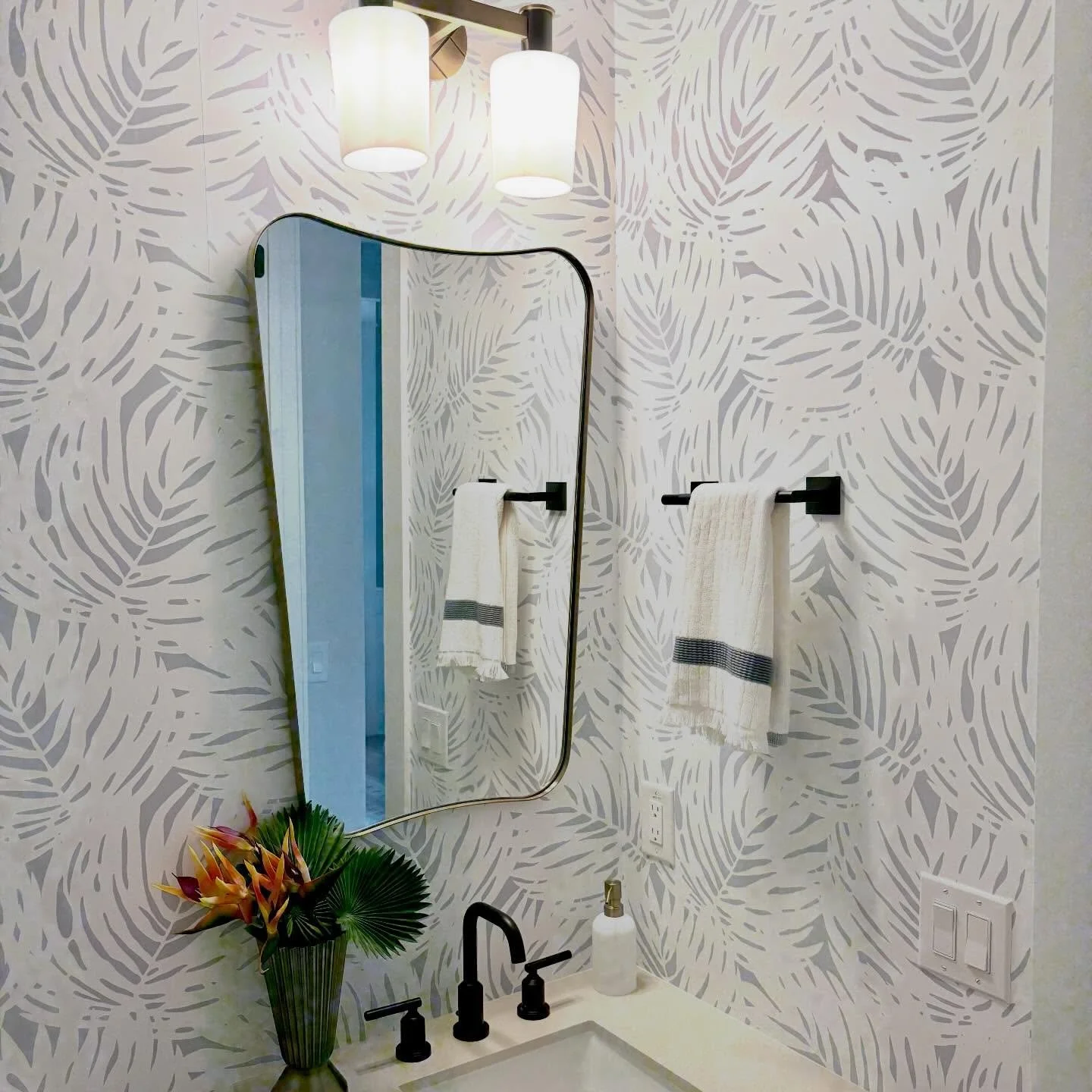 This client&rsquo;s powder bath packs a punch of both pattern and color! 💙