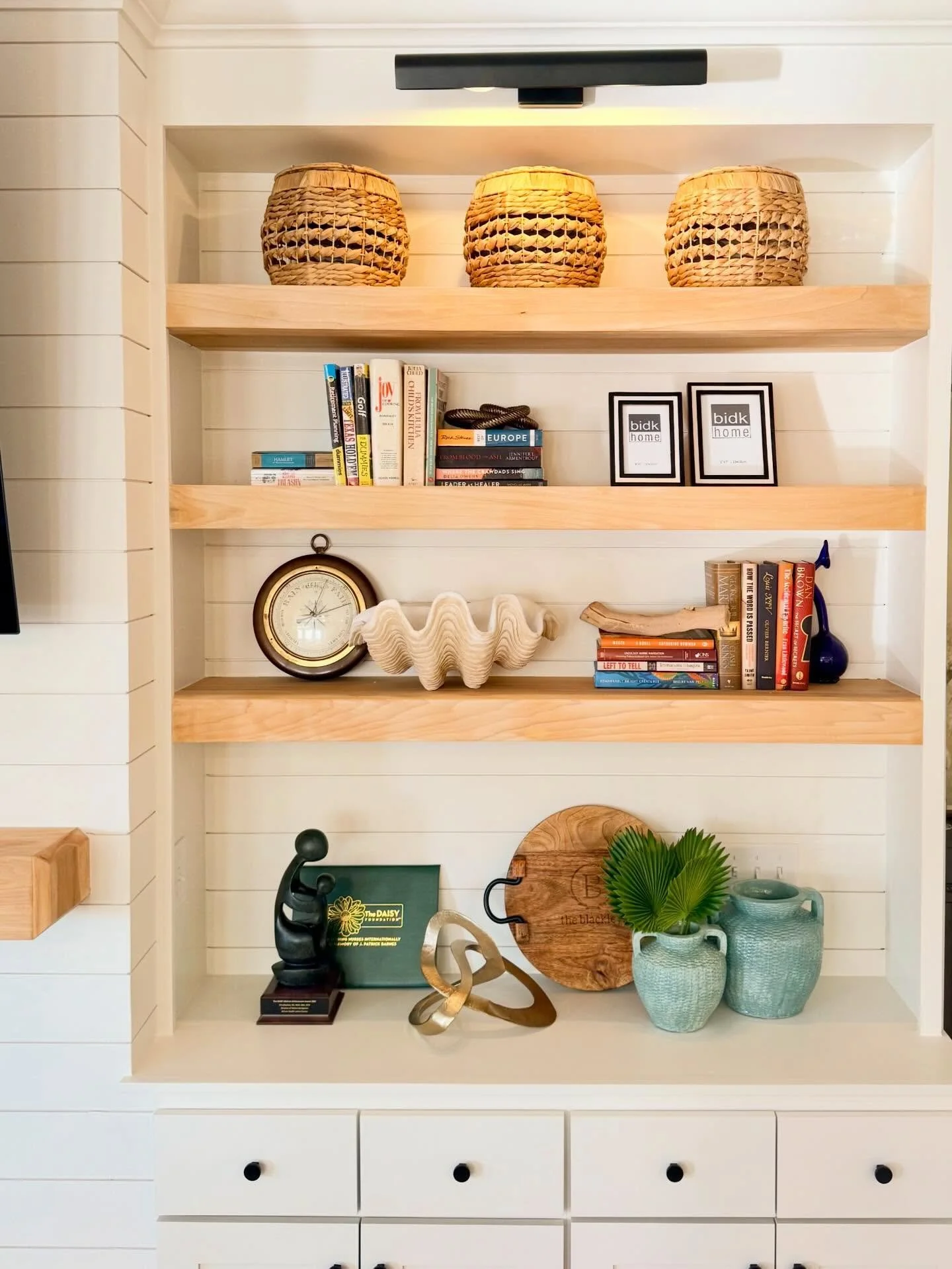 Built-ins within a space are always a favorite of ours - for balance, creating a focal point, telling a story, and of course styling at install! 👏🏻
