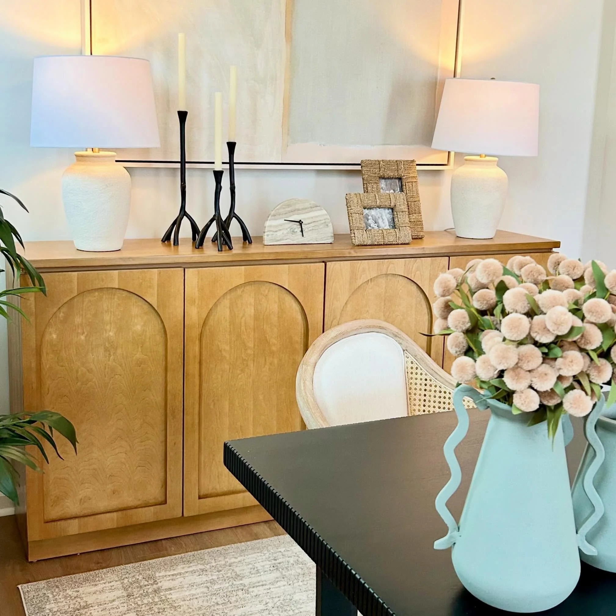 A sophisticated and grounded home workspace! ✔️