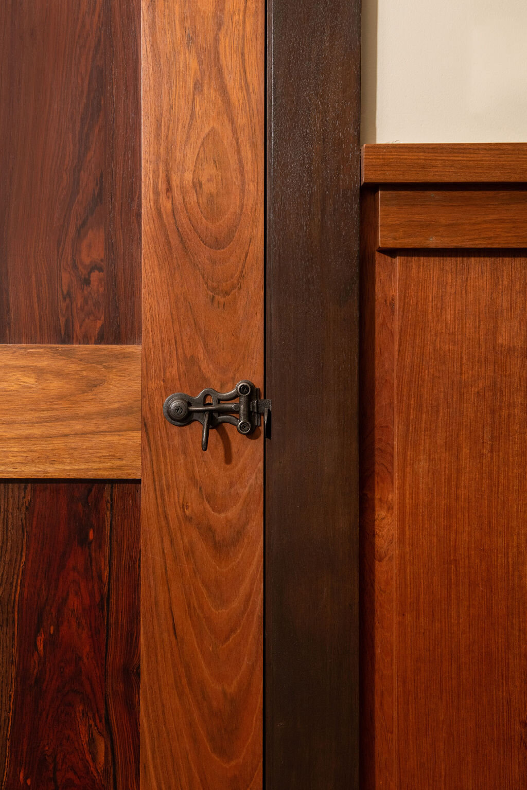 LakeArrowhead_MasterBedroom_DoorLatch_Detail_38A.jpg
