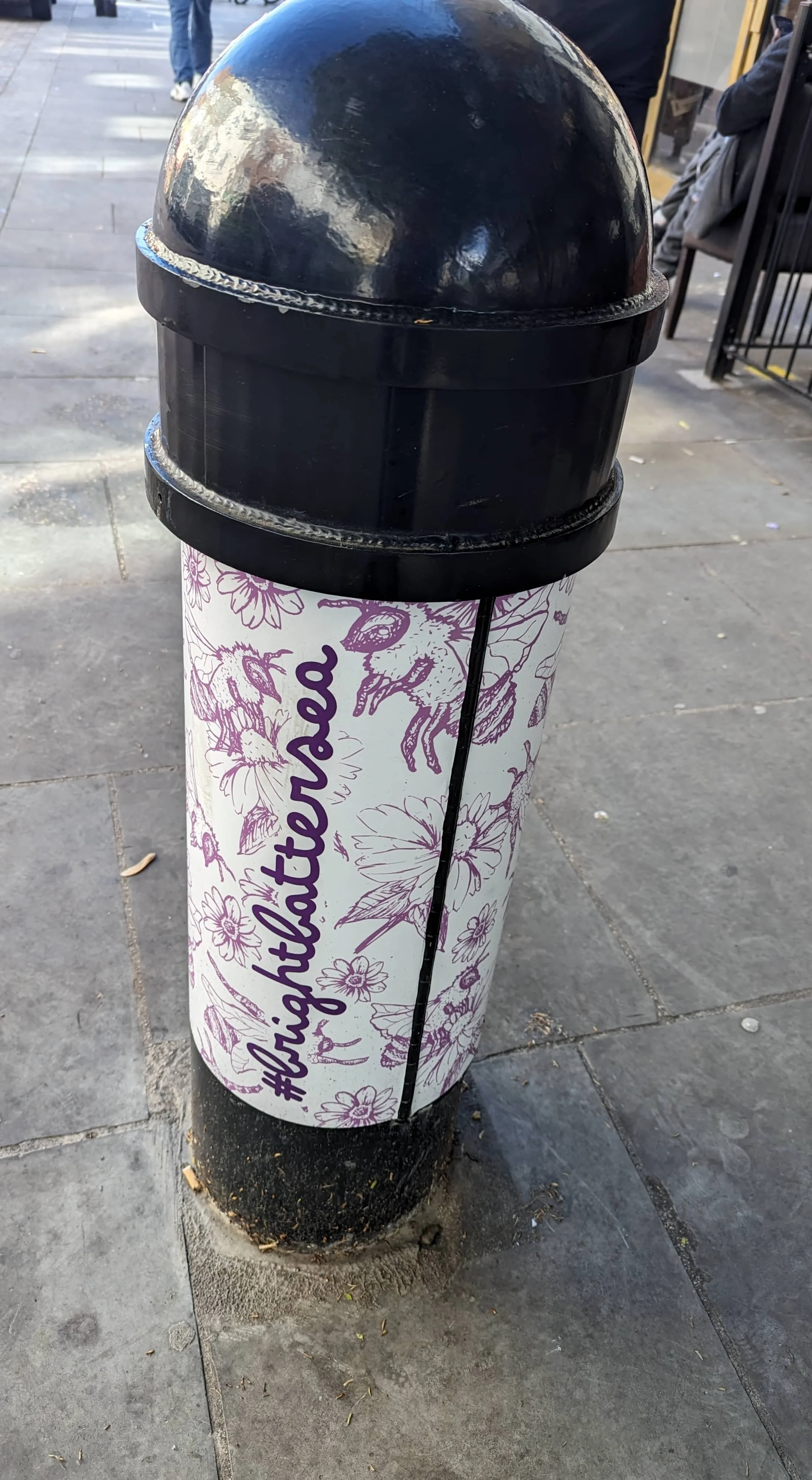 Battersea High Street bollard.jpg
