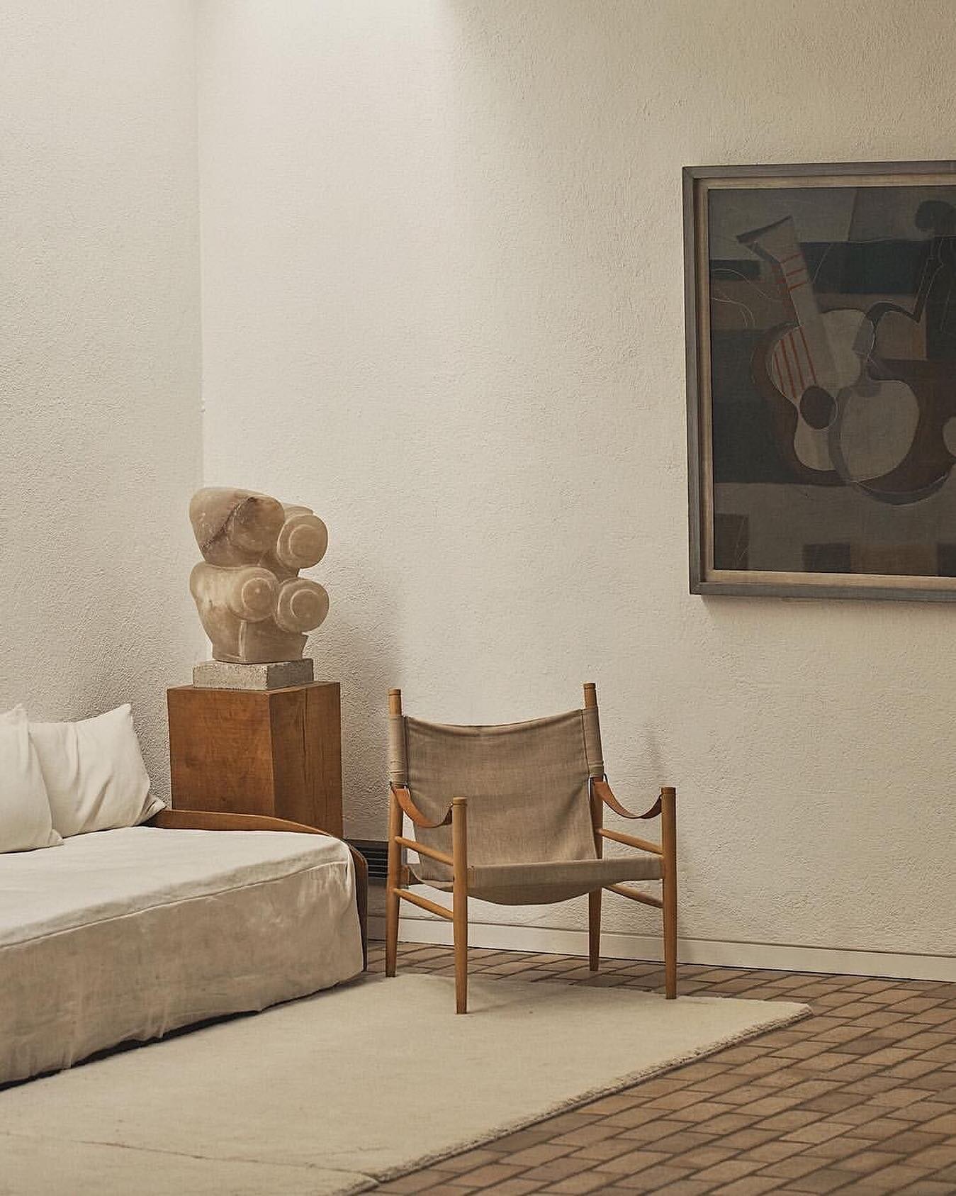 Between 1958 and 1973 Kettle’s Yard was the home of Jim and Helen Ede. In the 1920s and 30s Jim had been a curator at the Tate Gallery in London.
At Kettle’s Yard Jim carefully positioned these artworks alongside furniture, glass, cerami