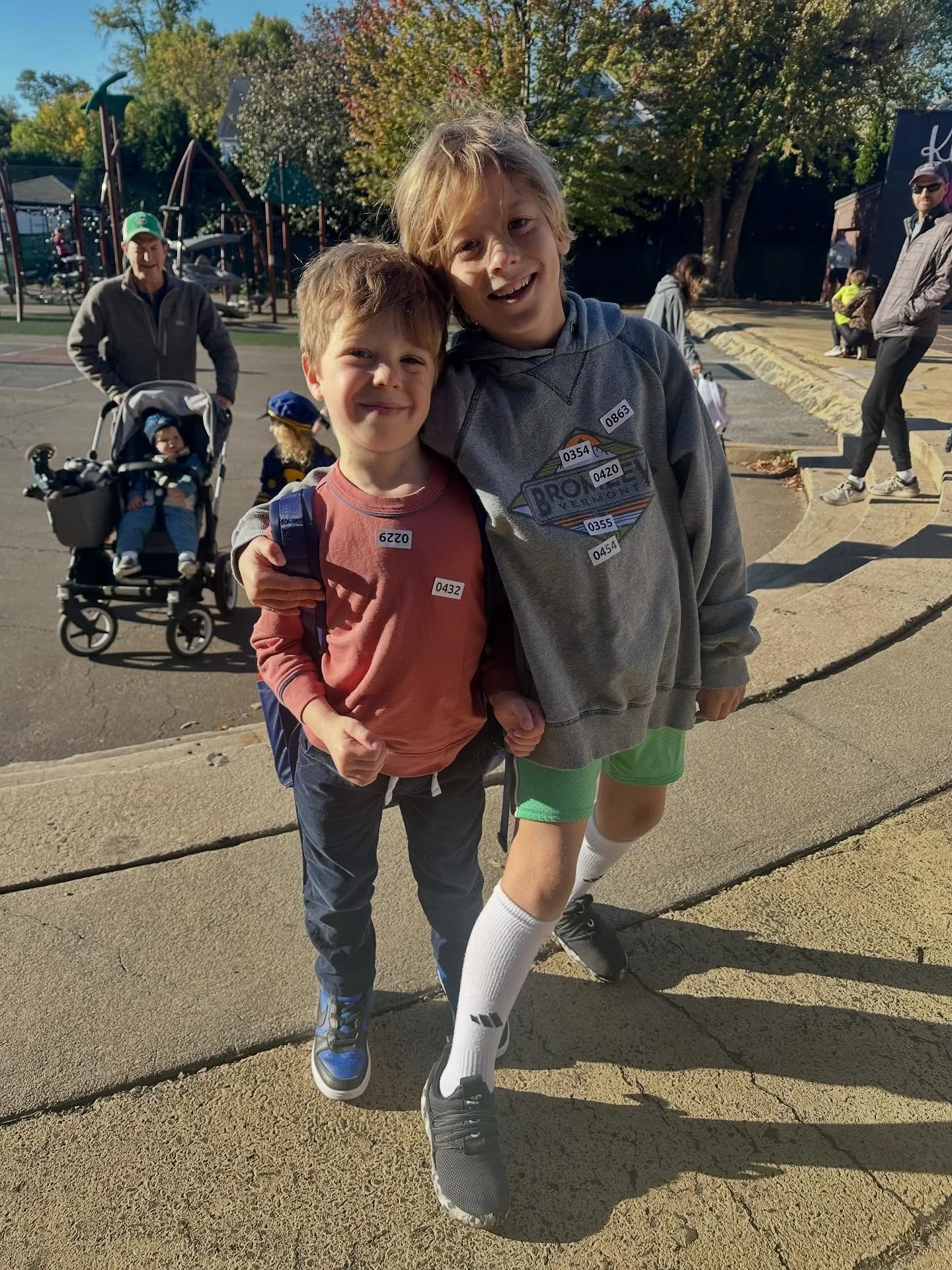 Look at those proud smiles! 😄 Our Chatsworth kids walked, biked, and scooted to school today — and even picked up litter along the way. Every small step helps make our world a cleaner, kinder place. 💚 #EarthFriendlyFriday #GreenTigers #Chatsw