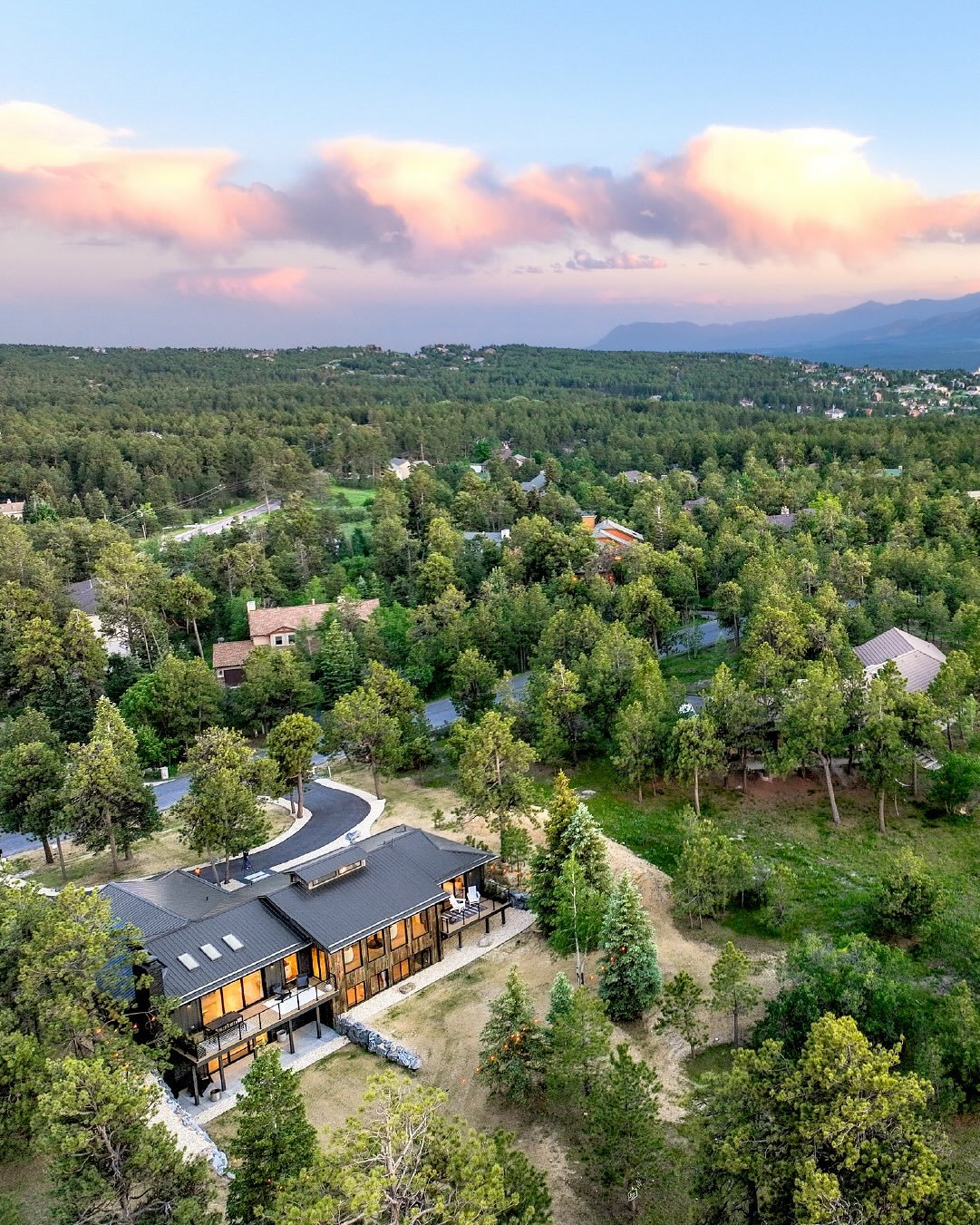 I really like this one. 💫

A showcase of high-end design, fully reimagined by design firm Studio Semnos, this residence is situated on nearly one acre backing to the golf course at the Country Club at Woodmoor, offering a true connection to the outd