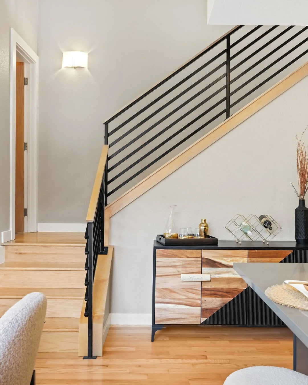 ✨Just Listed! ✨

Framed by stunning views of the foothills, this west-facing townhome in Dakota Ridge offers the perfect balance of contemporary comfort and natural beauty. // 5318 5th street f // dakota ridge // listed by @milehimodern for $1,240,00