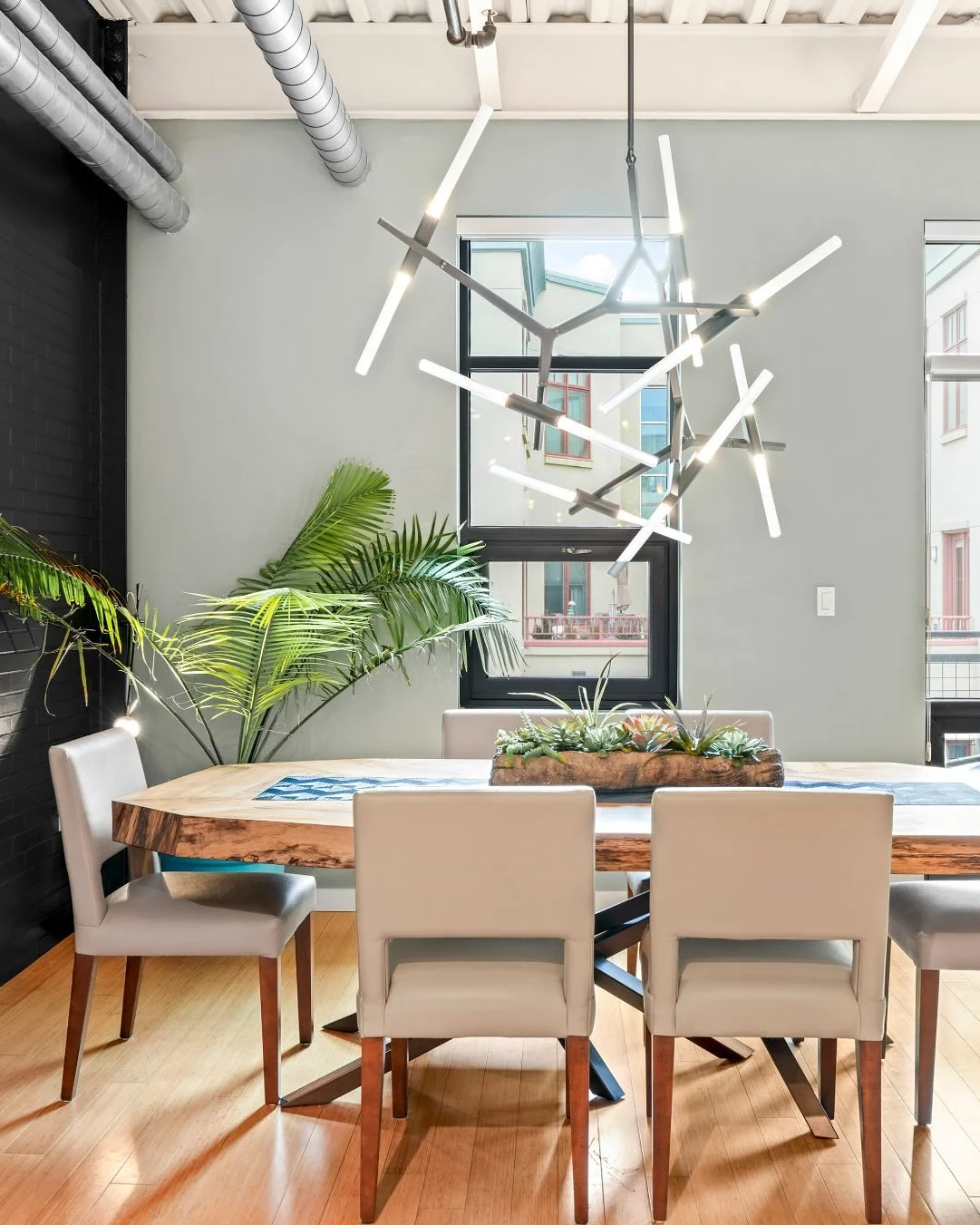 ✨Just Listed! ✨

Urban sophistication meets mountain views in this downtown Boulder residence. // 1360 walnut street, residence 310 // downtown boulder // listed by @milehimodern for $995,000

#milehimodern #mhmhomes #thecoolesthomesintown #1360walnu