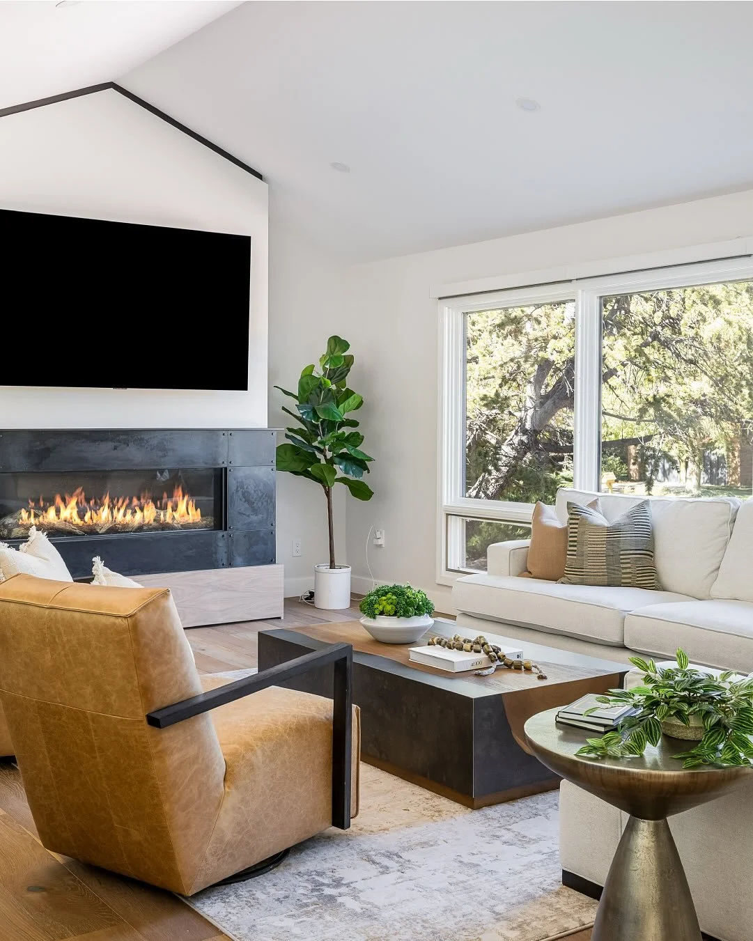 ✨Coming Soon! ✨

Experience the perfect blend of luxury, privacy, and natural beauty in this fully remodeled Devil&rsquo;s Thumb home. // 2581 briarwood drive // devil&rsquo;s thumb // listed by @milehimodern for $2,395,000

#milehimodern #mhmhomes #