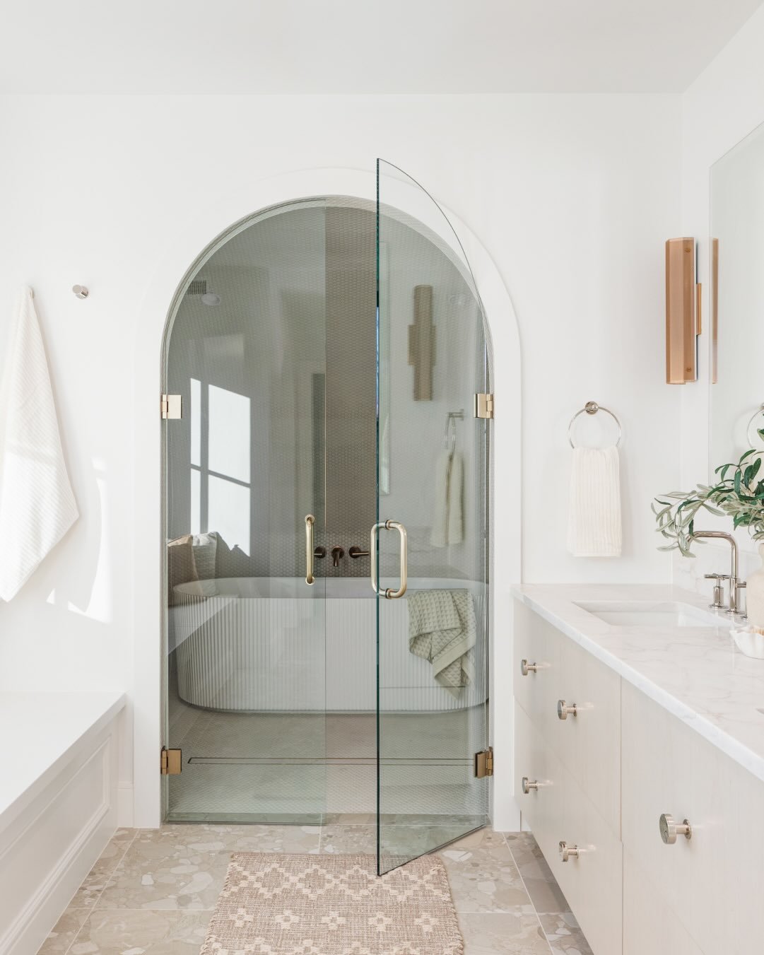 This #dreamtubtuesday could be yours! 🛁✨

Experience the pinnacle of modern luxury in this newly constructed duplex artfully crafted by Definition Homes. // 515 cook street // cherry creek north // listed by @milehimodern for $3,400,000

#milehimode