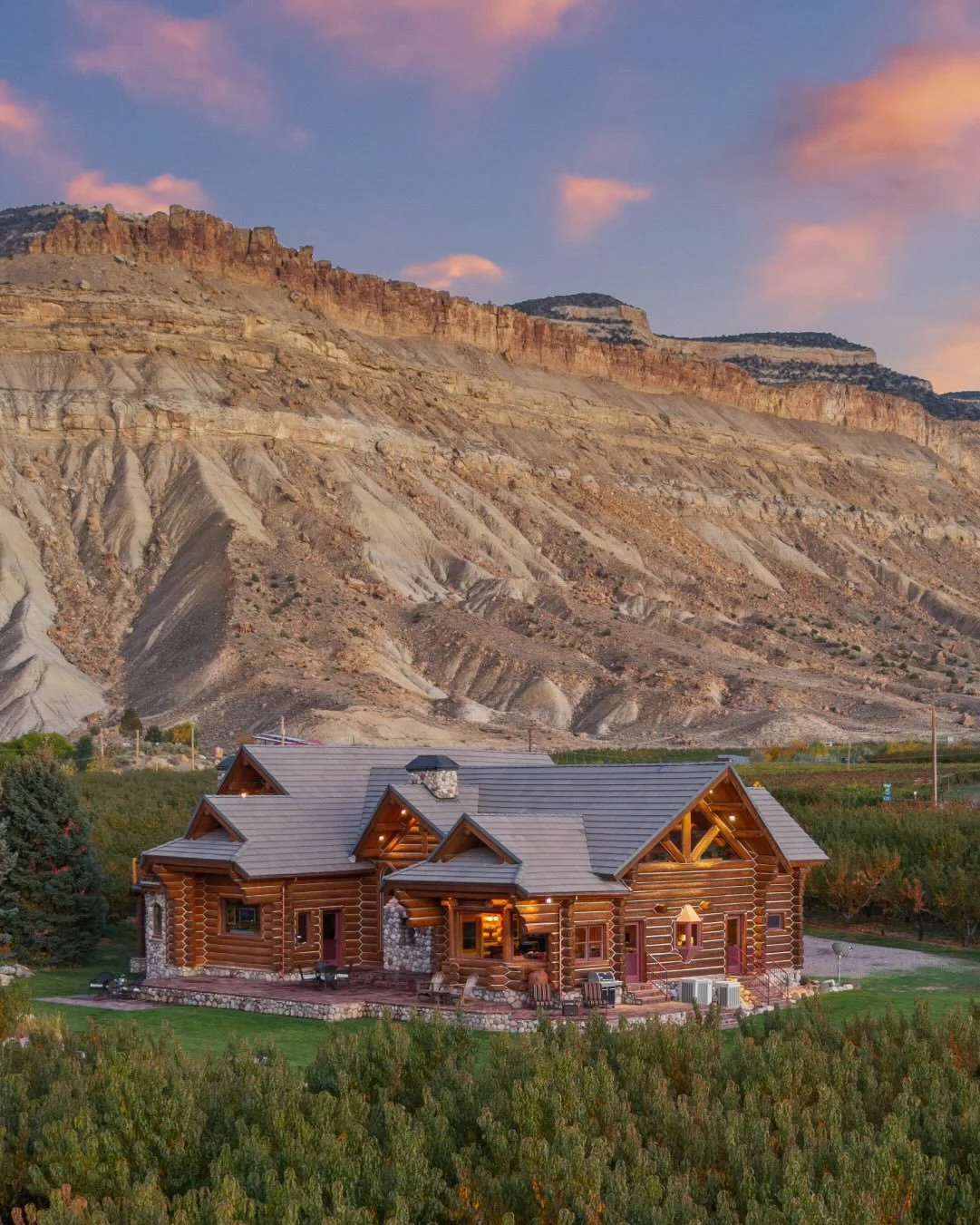 Hello, Gorgeous! ✨✨

A rare fusion of rustic artistry and Palisade&rsquo;s famed wine-country ambiance defines this custom log home set on 7.5 acres within the unique Vineland microclimate. // 3875 f 3-4 road // vineland // listed by @milehimodern fo
