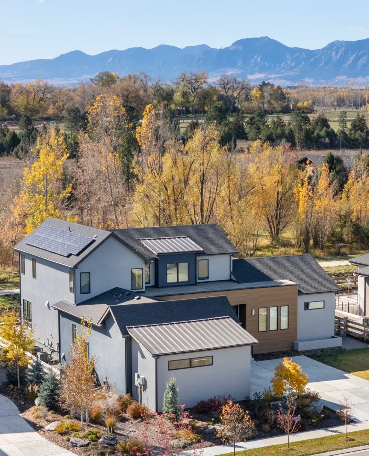 ✨Just Listed! ✨

Perched along open space with sweeping views of the foothills, this stunning Somerset Meadows residence delivers a sophisticated balance of refined luxury and seamless indoor-outdoor living. // 4759 summerlin place // somerset meadow