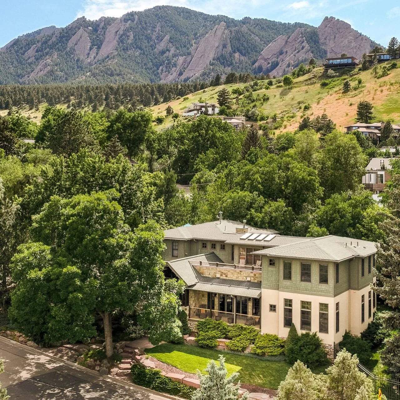 Reintroducing 1498 King Avenue ✨✨

Nestled beneath the iconic Flatirons and bordered by open space and trails, this serene retreat offers sweeping views of mountains, city lights and vibrant sunrises. Perfectly positioned in Chautauqua, this lush, tr