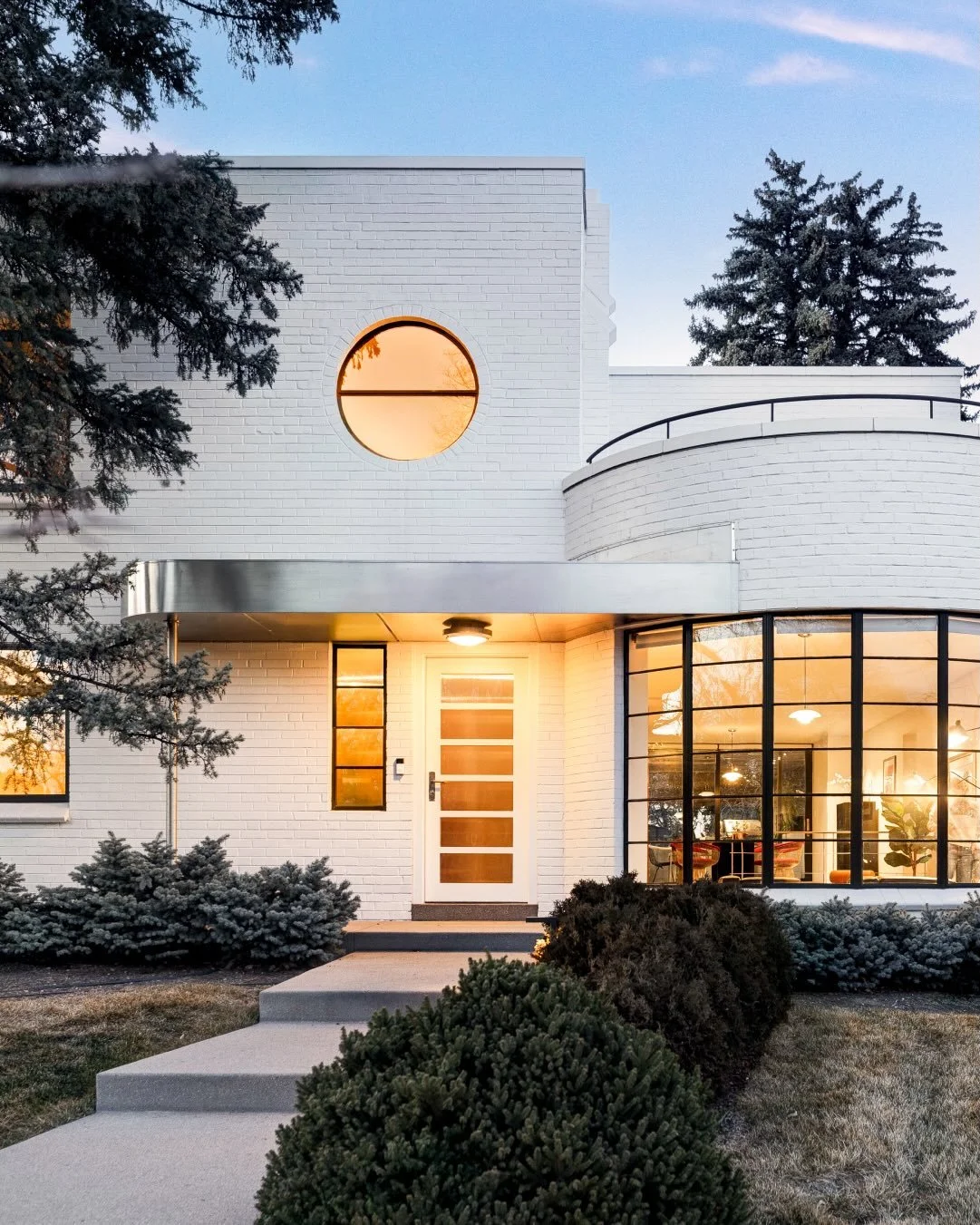 ✨Just Listed! ✨

An exceptional expression of modern craftsmanship and thoughtful engineering, this Bonnie Brae residence delivers rare design detail and refined livability. // 801 south ellipse way // bonnie brae // listed by @milehimodern for $6,00